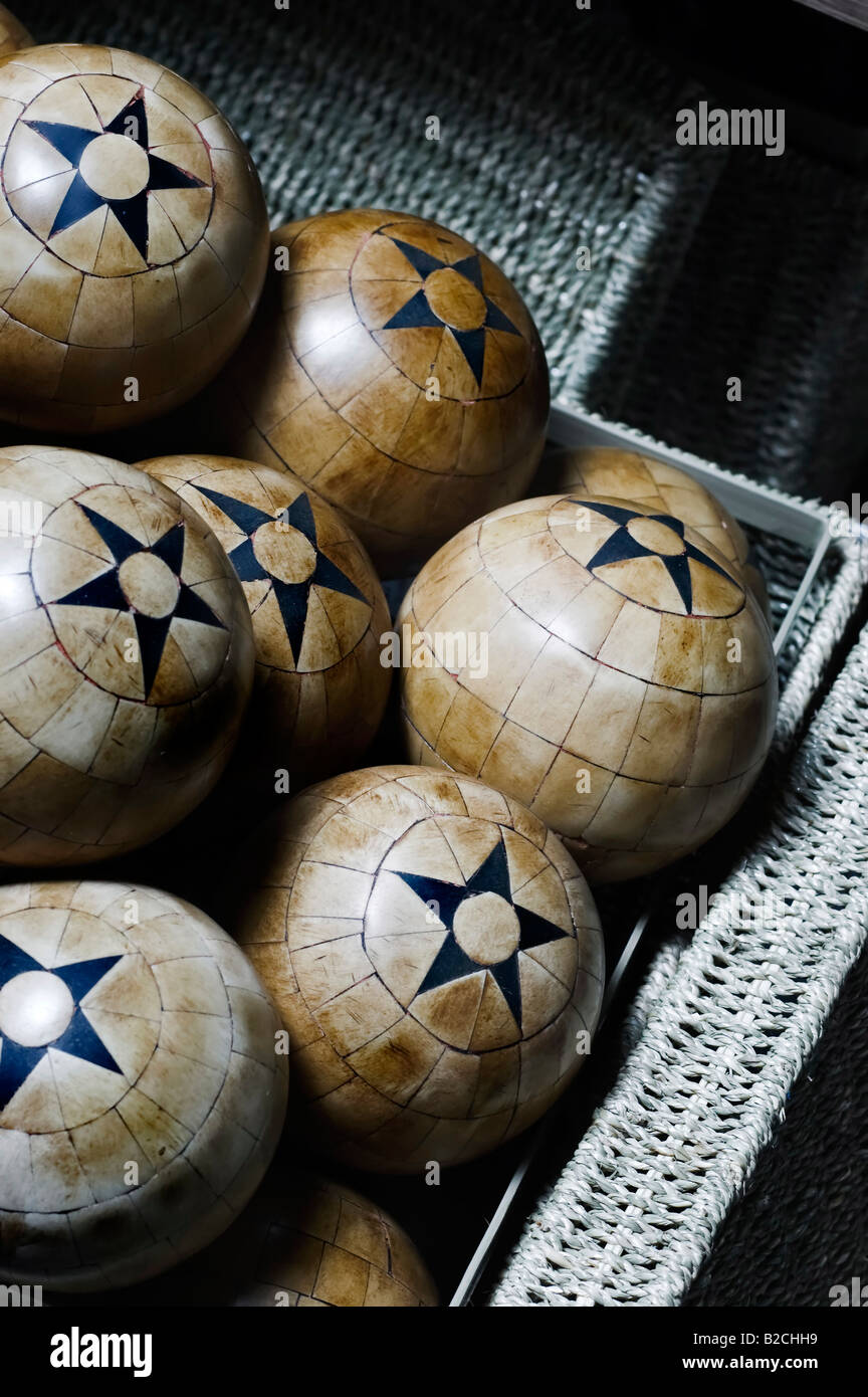 Boules de décoration en bois avec cinq étoiles dans un panier Banque D'Images