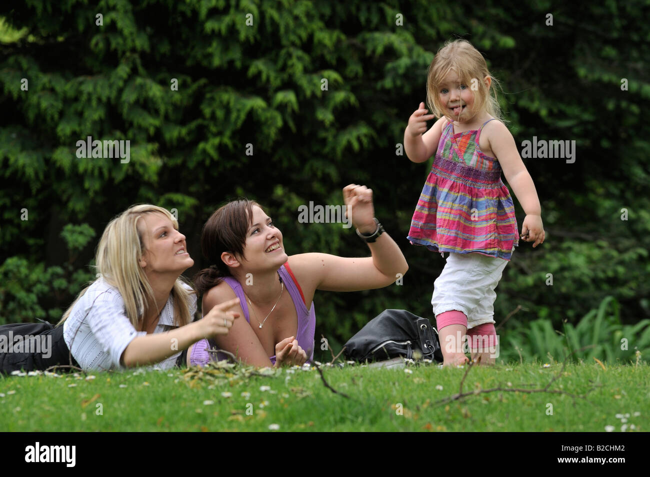 Les gens dans le parc : dans le parc la société Sheffield Botanical Gardens. Banque D'Images