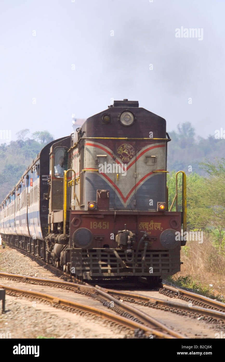 Vue frontale d'un trafic mixte2 WDM Loco Diesel train roulant le long d'une voie de large mesure près de Margao. Banque D'Images
