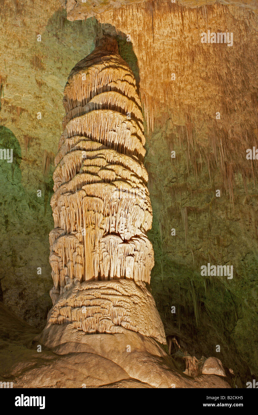 La plus grande des stalagmites,'le dôme géant", dans le hall de géants à Carlsbad Caverns. Banque D'Images