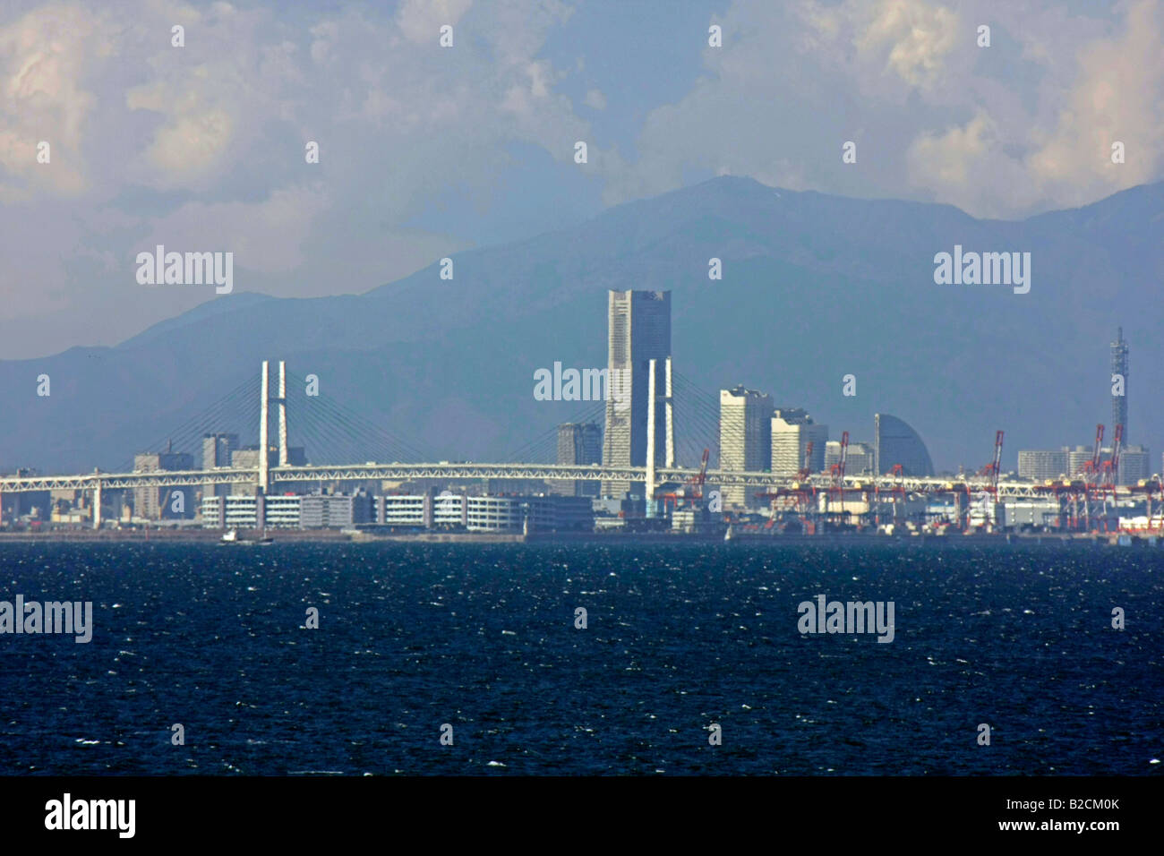 Le Bay Bridge et ville de Yokohama vue depuis la baie de Tokyo au Japon Banque D'Images