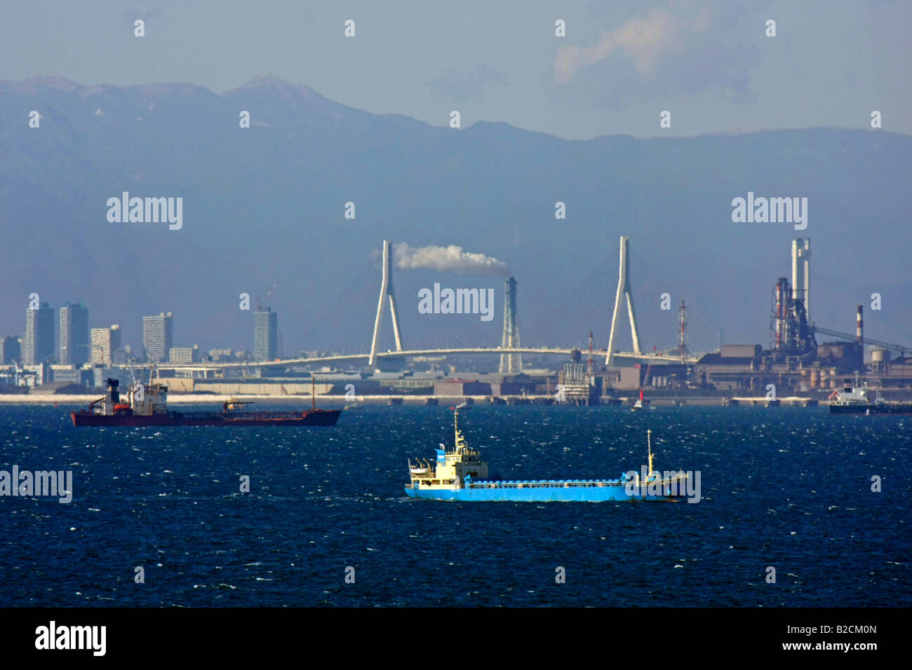 Yokohama Tsurumi Tsubasa Pont et Zone Industrielle vue depuis la baie de Tokyo au Japon Banque D'Images