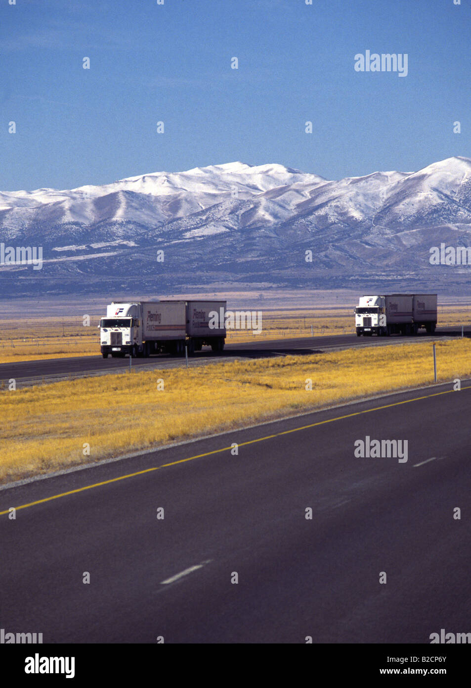 Gros Camion Camions long courrier sur la route USA Mountains Banque D'Images
