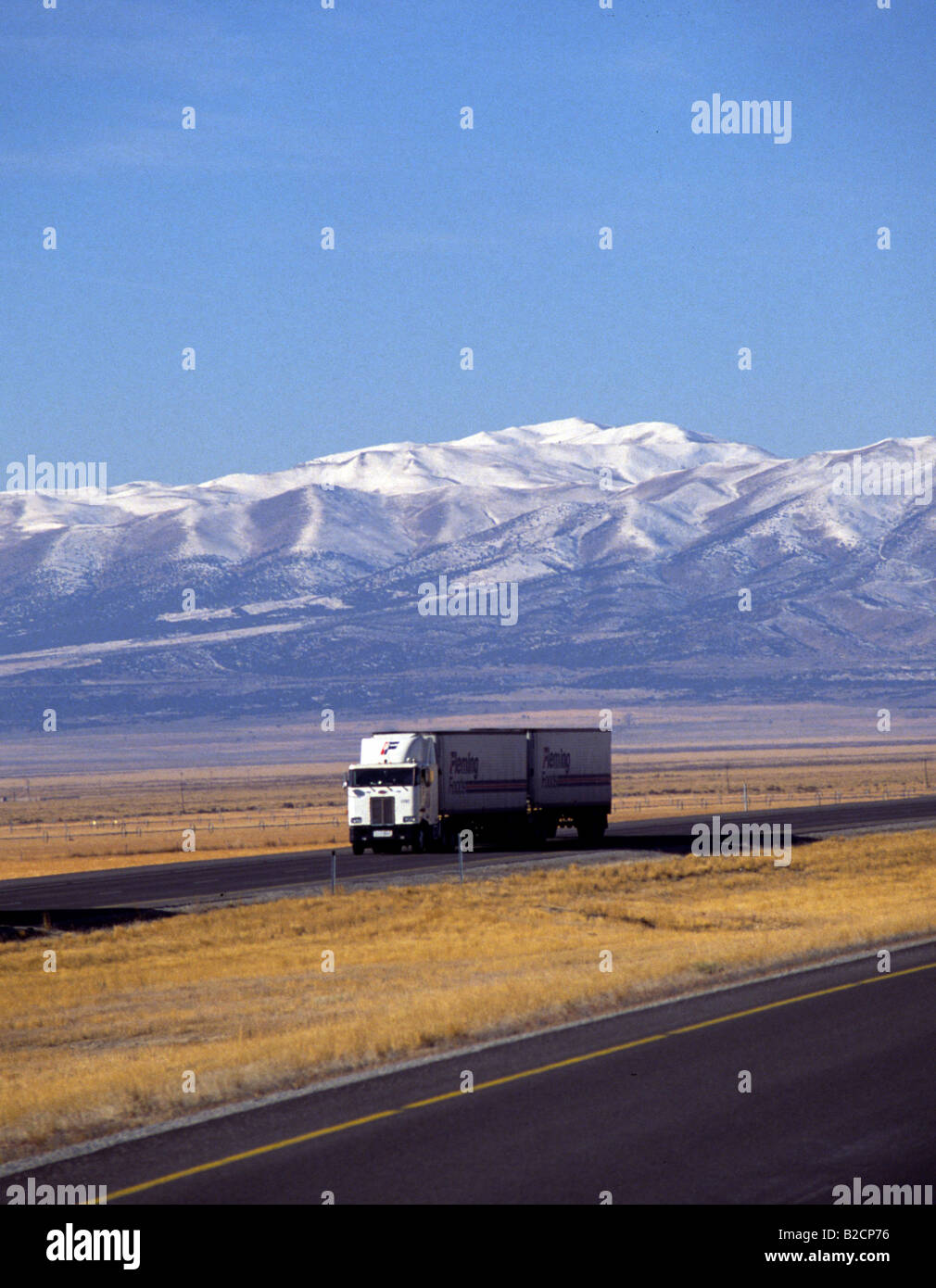 Gros Camion Camions long courrier sur la route USA Mountains Banque D'Images