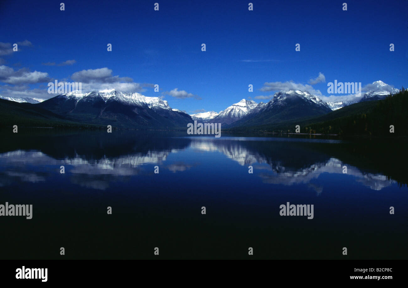 McDonald Lake dans le parc national des glaciers des montagnes du Montana Banque D'Images