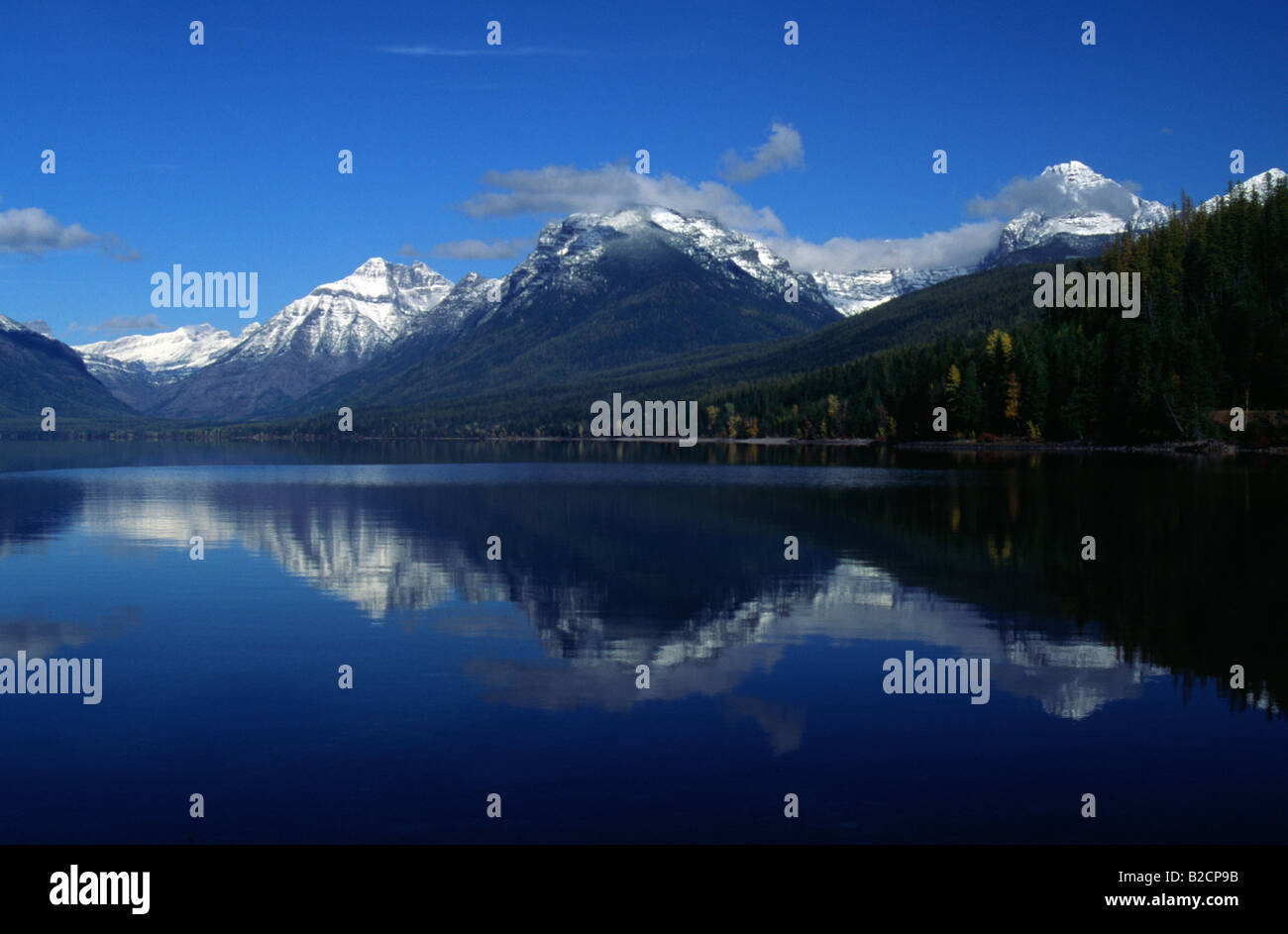 McDonald Lake dans le parc national des glaciers des montagnes du Montana Banque D'Images