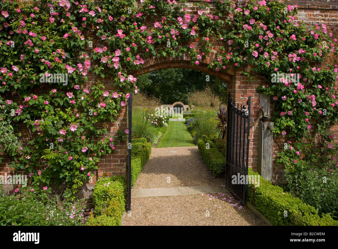Arch Rose et jardin clos Banque D'Images