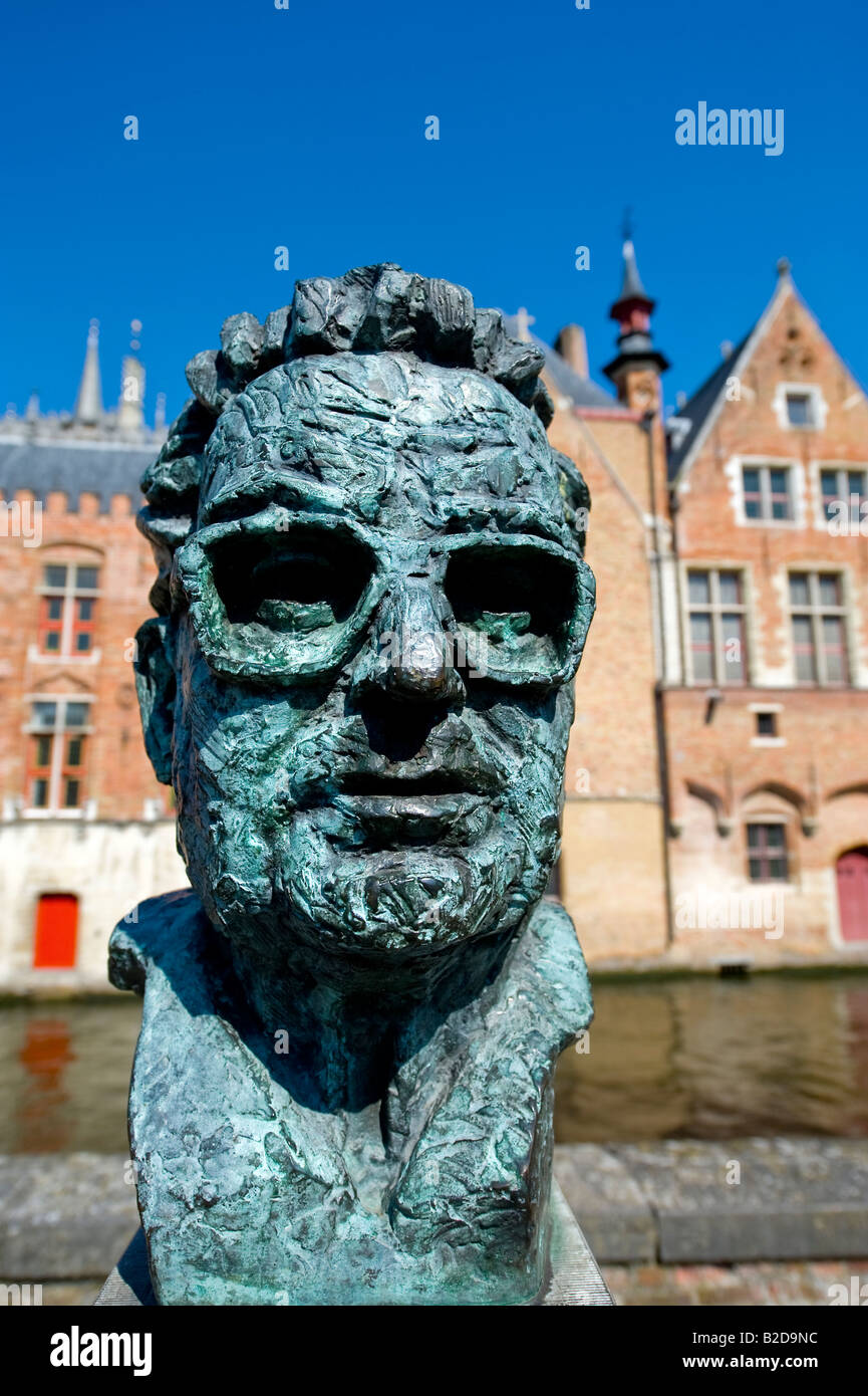 Une statue de Frank Van Acker ancien maire de Bruges et Ministre par le Vismarkt Banque D'Images