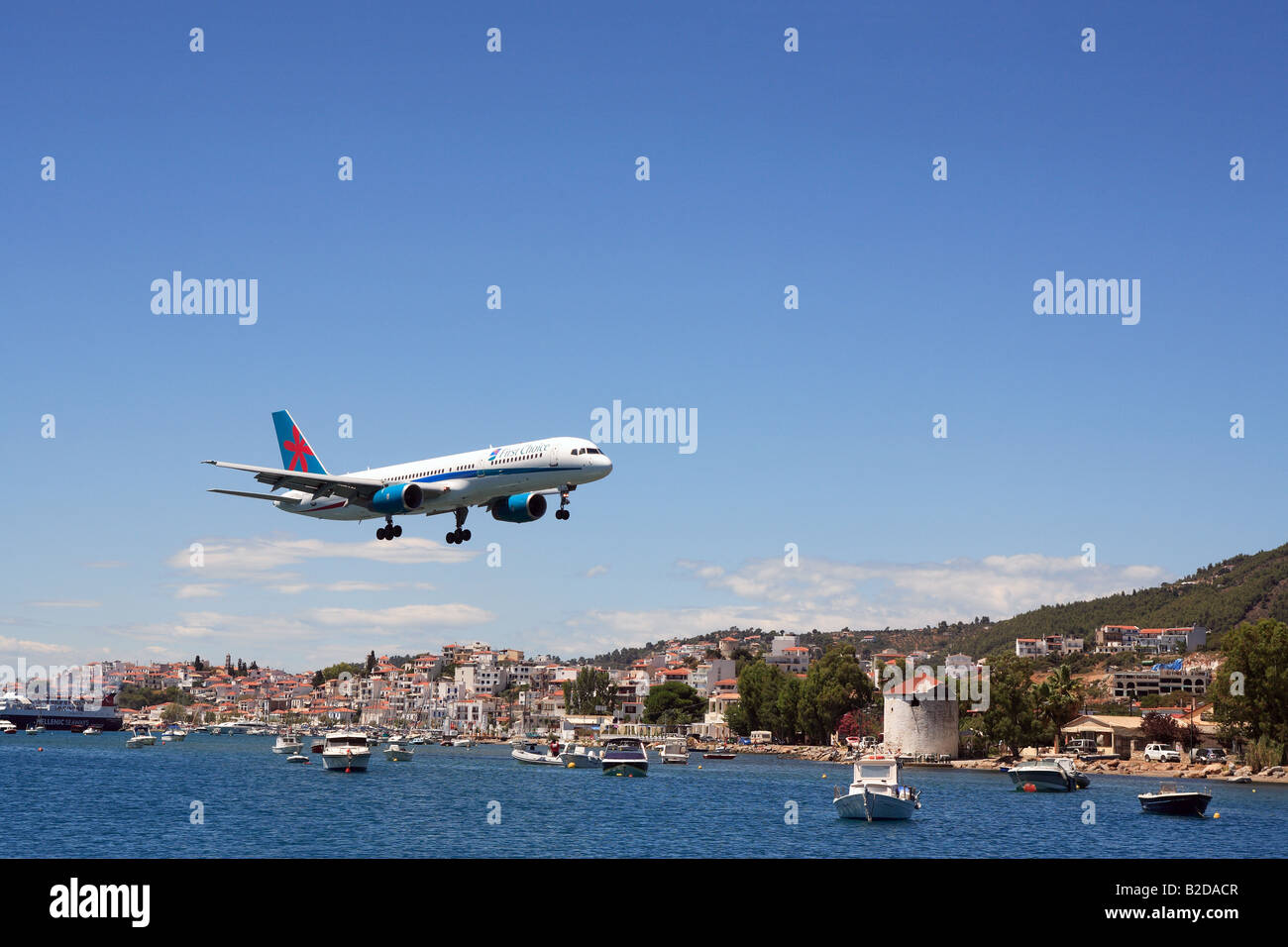 Grèce Sporades du nord l'île de Skiathos premier choix un boeing 757 Maison de vacances charter jet landing Banque D'Images