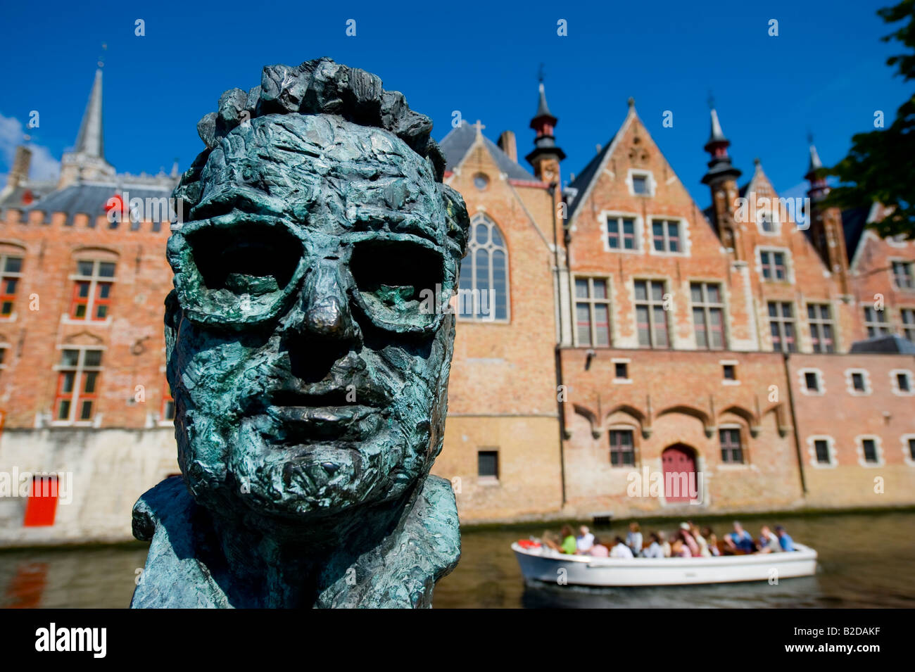 Une statue de Frank Van Acker ancien maire de Bruges et ministre d'état de Belgique par le Vismarkt Banque D'Images