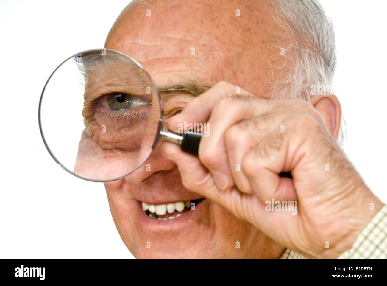 Horizontal humoristique portrait d'un vieux monsieur avec une grande loupe ou lentille main près de son œil Banque D'Images