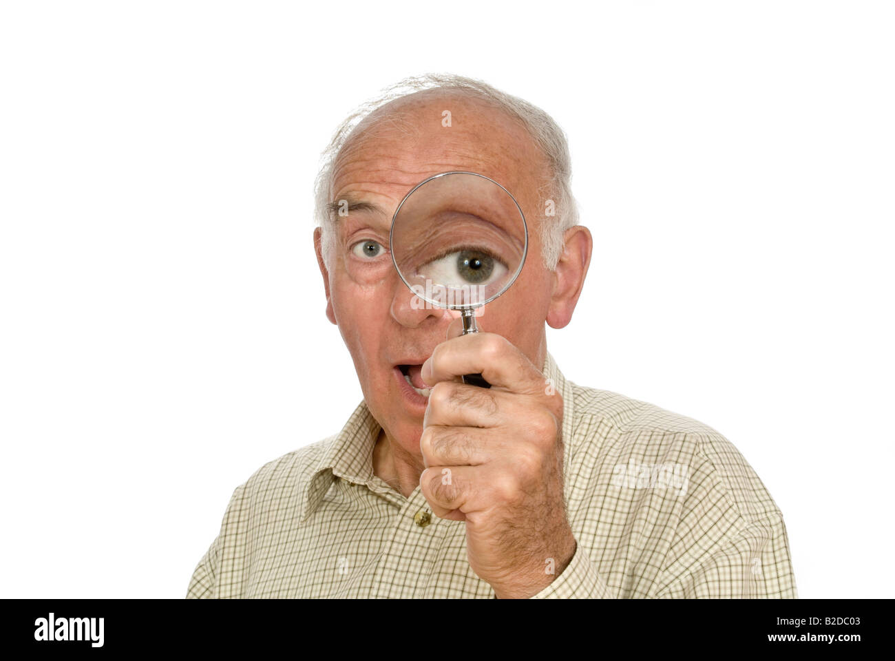Portrait humoristique de horizontale un vieux monsieur avec une grande loupe ou lentille main près de son œil Banque D'Images