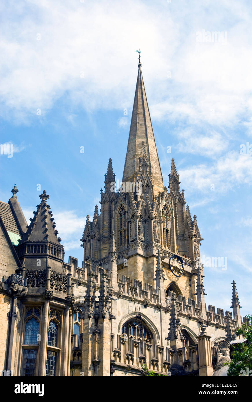 Oxford, Angleterre. La flèche de l'église de l'université de St Marie la Vierge. Banque D'Images