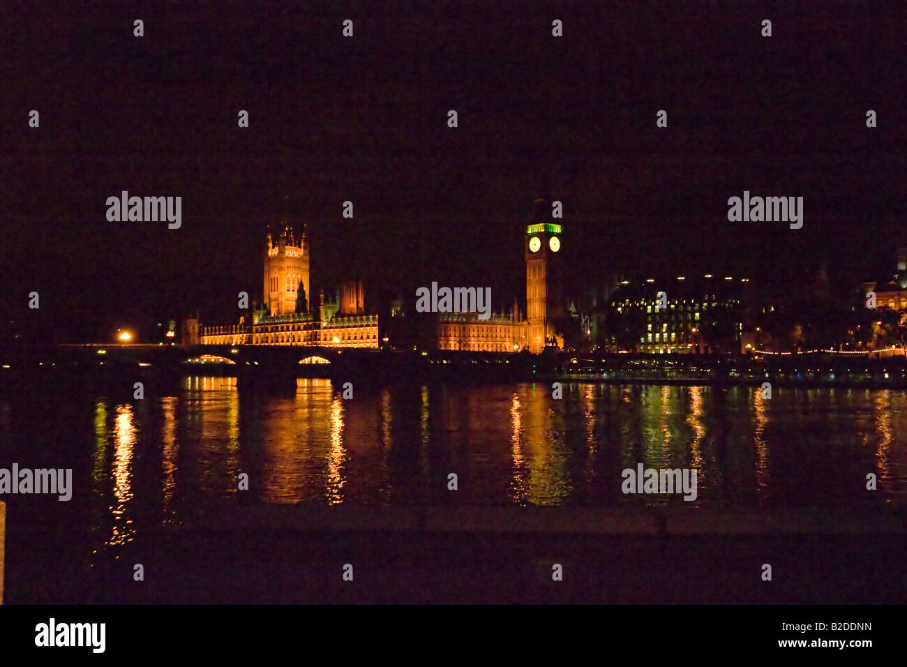 Les lumières des maisons du Parlement briller sur la Tamise Banque D'Images