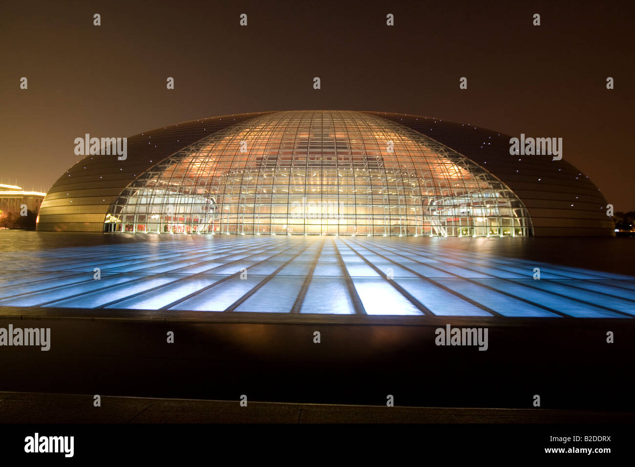 Beijing Chine vue frontale du Grand Théâtre national de Chine entouré par un lac artificiel. Banque D'Images