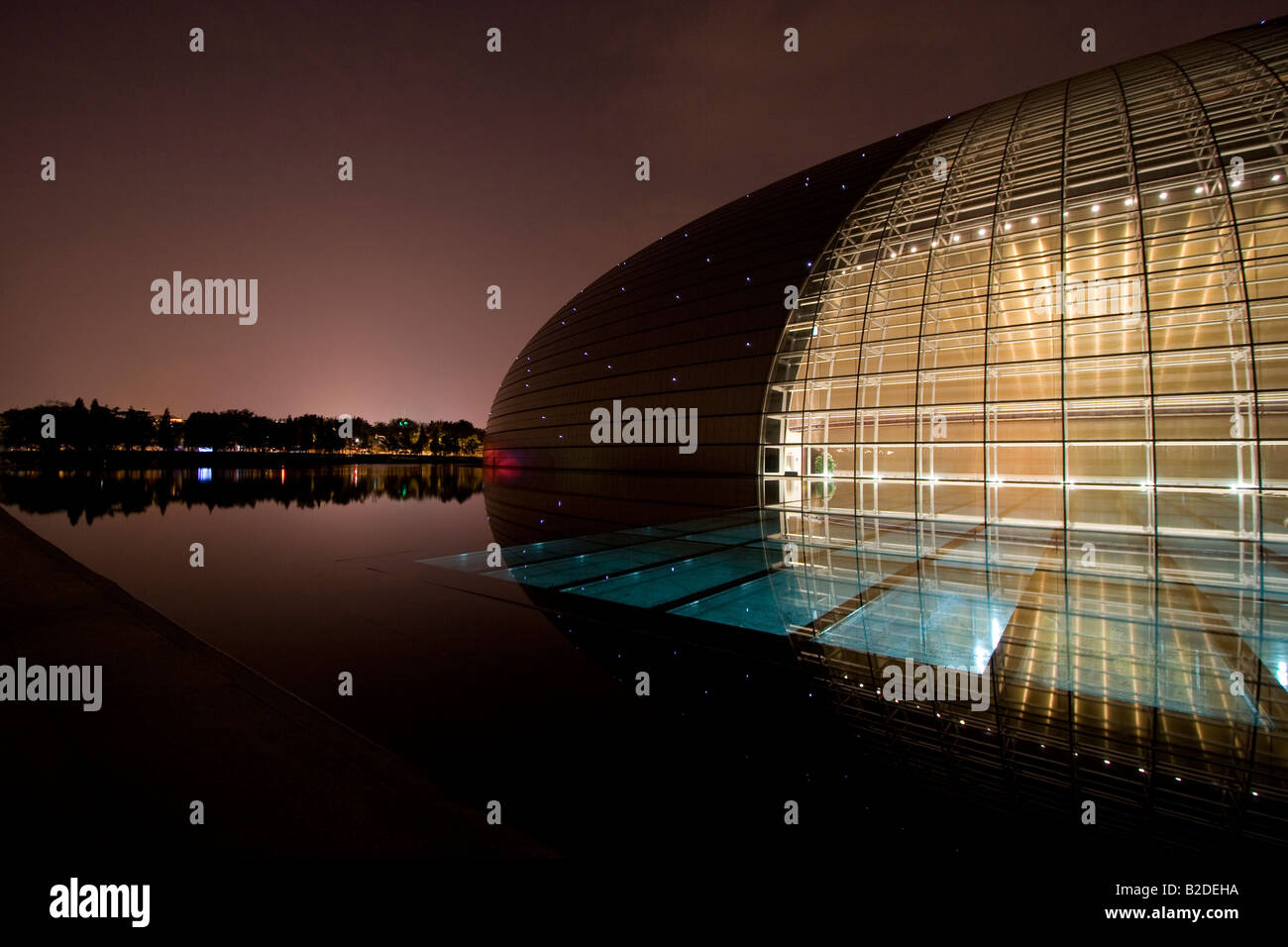 Le dôme de la National Grand Theatre de Chine entouré par un lac artificiel. Banque D'Images