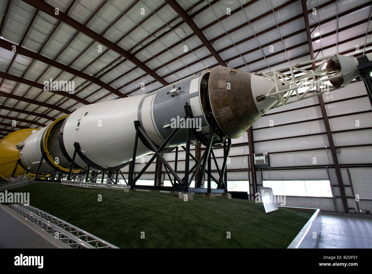 Nez d'une fusée Saturn V, National Aeronautics Space Administration Houston Texas USA. 73212 nasa Banque D'Images Nez d'une fusée Saturn V, National Aeronautics Space Administration Houston Texas USA. 73212 nasa Banque D'Images