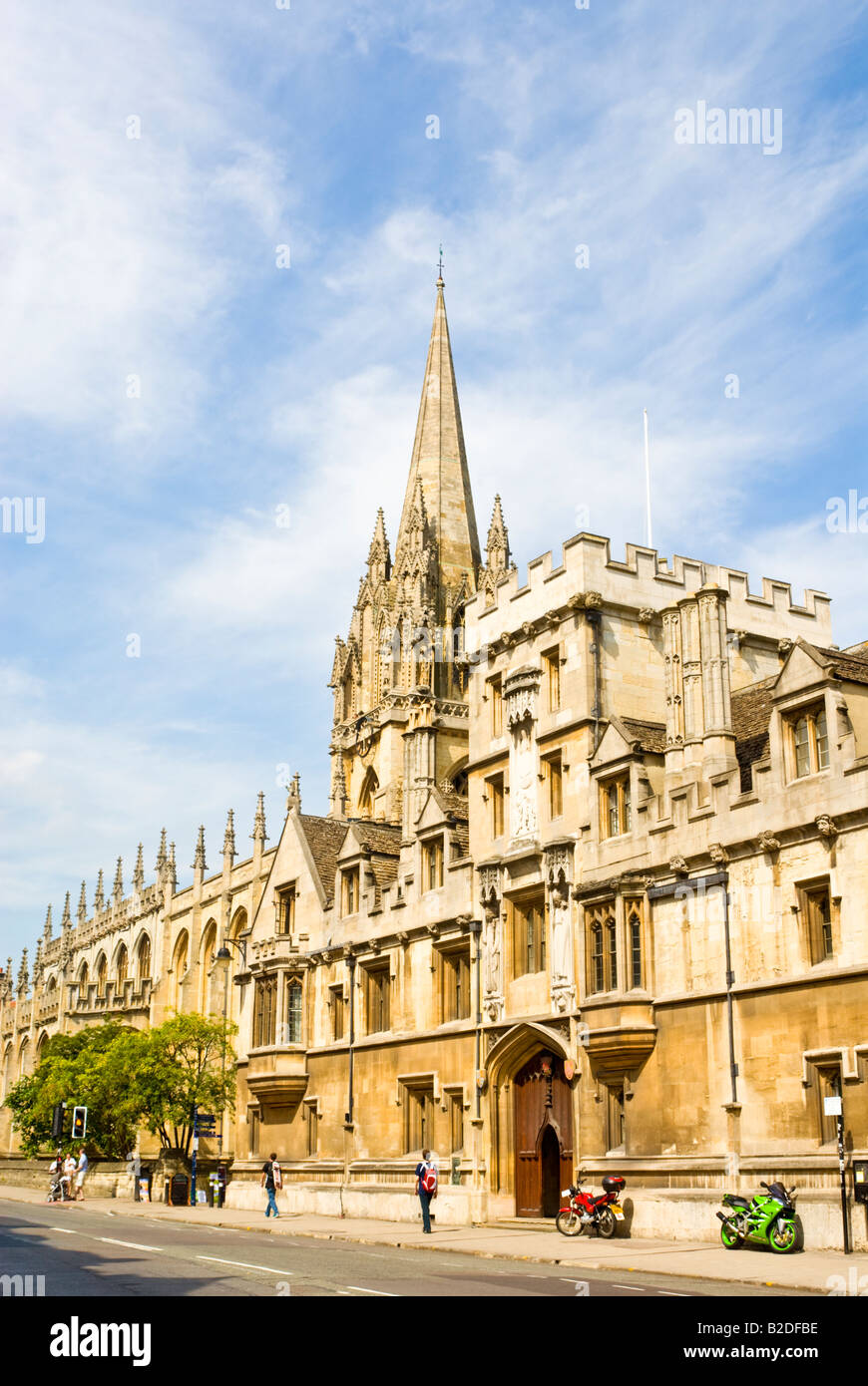 La flèche de l'église de l'université de St Marie la Vierge et de l'All Souls College, Oxford, Angleterre Banque D'Images