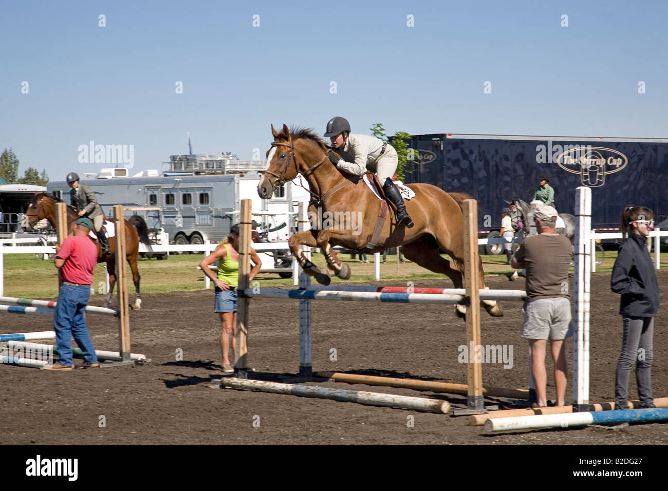 Un cavalier dans la pratique prend l'anneau d'un saut pour le cavalier à la compétition hunter High Desert Classic Banque D'Images