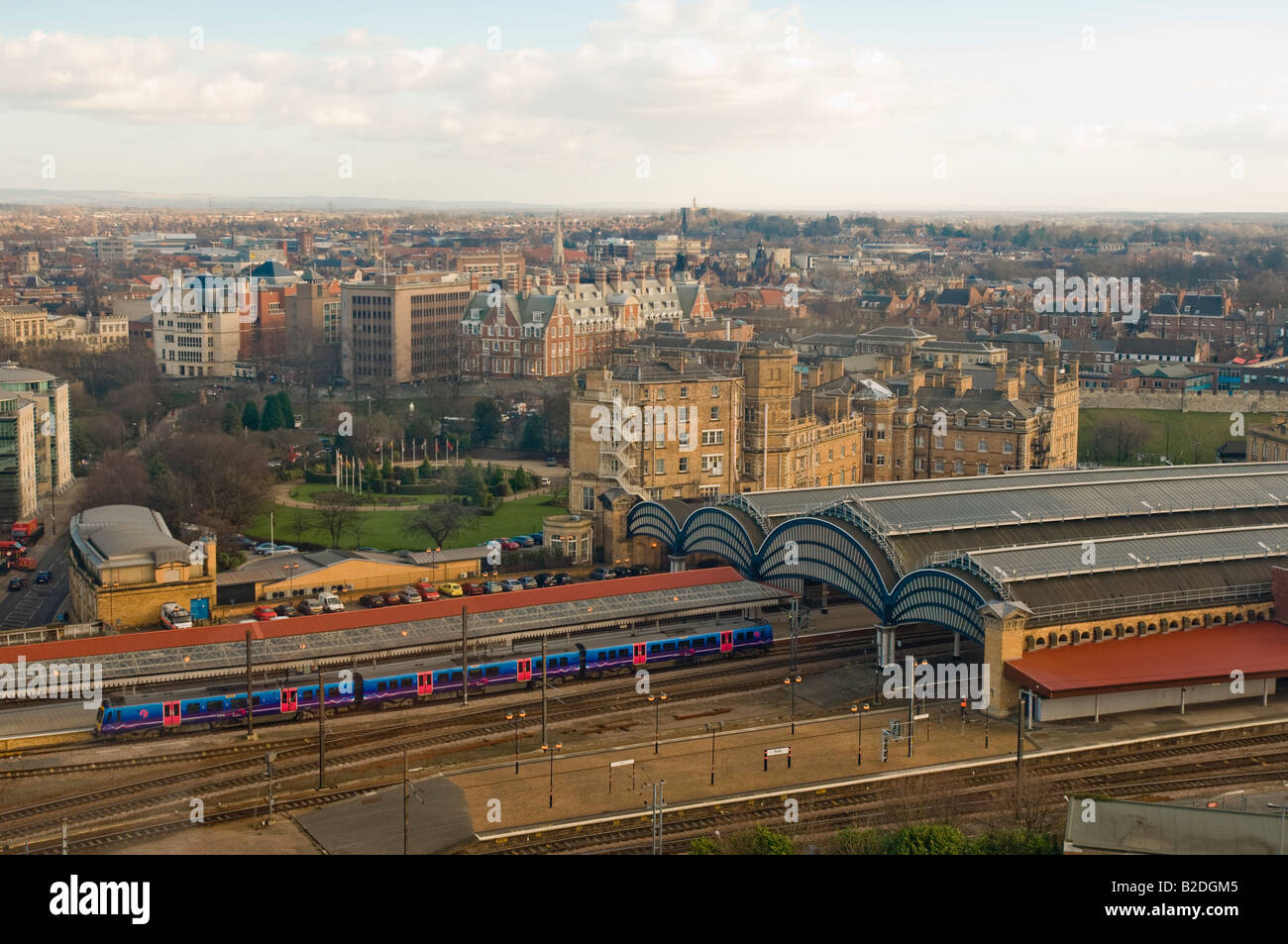 Vue en hauteur de la ville de York avec les quais de la gare de York avec leurs toits incurvés au premier plan. York. ROYAUME-UNI Banque D'Images