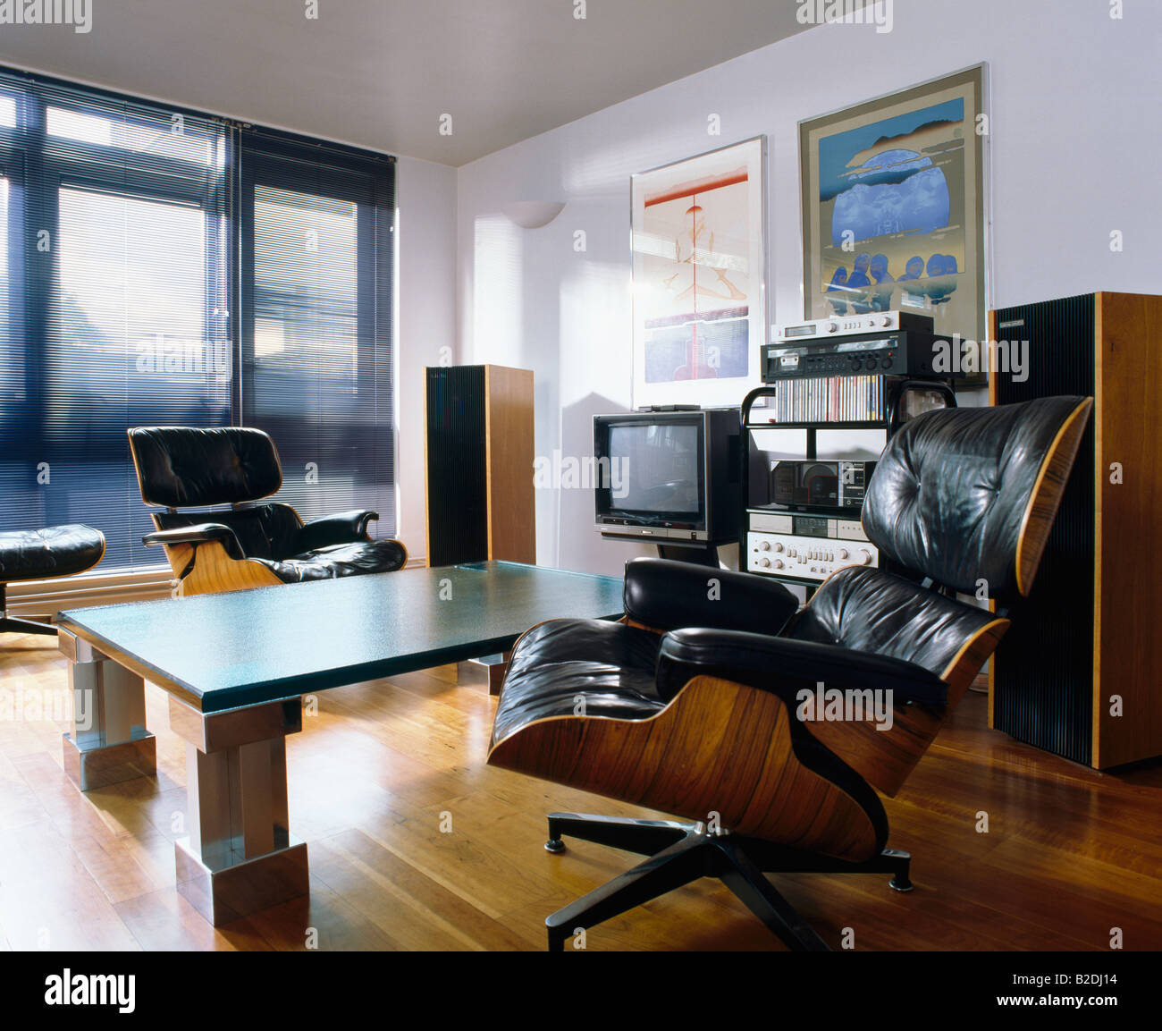 Cuir noir Charles Eames fauteuils et table basse en verre en 80 salle de  séjour avec télévision et d'enceintes hi-fi Photo Stock - Alamy