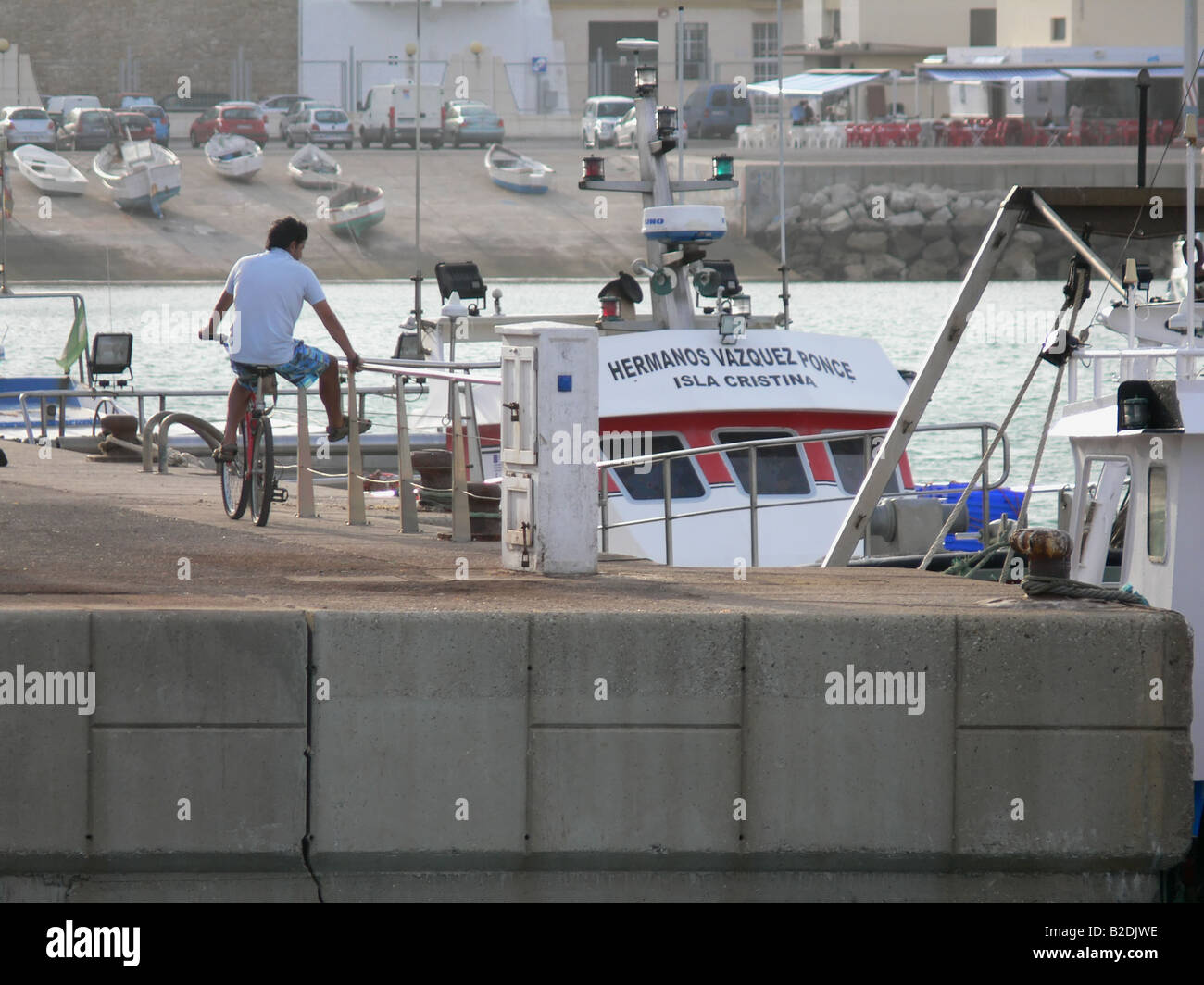 Une photo d'une jeune personne qui est sur un port Banque D'Images