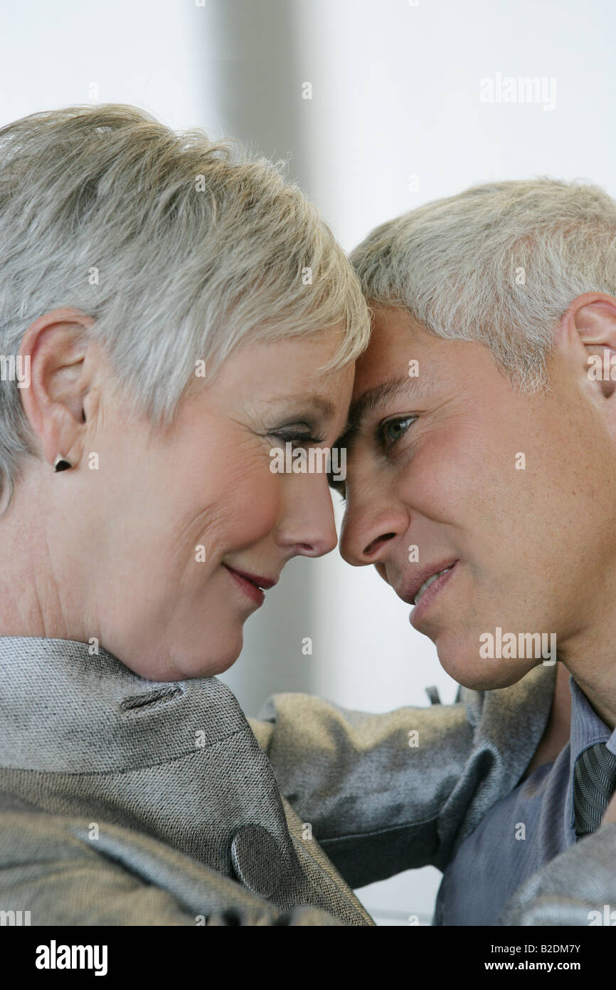 D'âge mûr être affectueux dans l'aéroport. Banque D'Images
