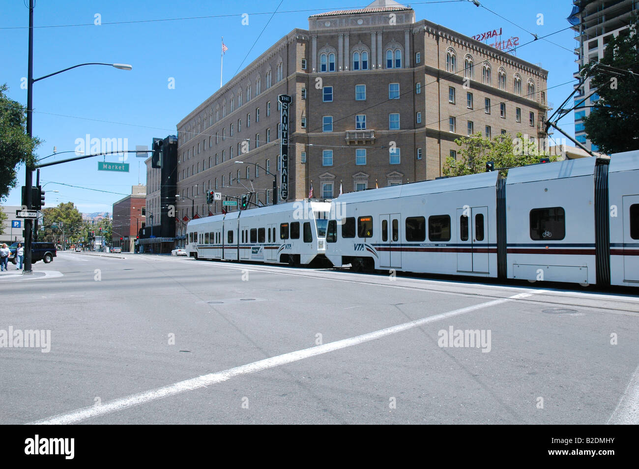 L'autorité de transport de la vallée de l'IDV {} lightrail d'exécution si le centre-ville de San Jose en Californie par l'hôtel sainte claire sur le marché intérieur Banque D'Images