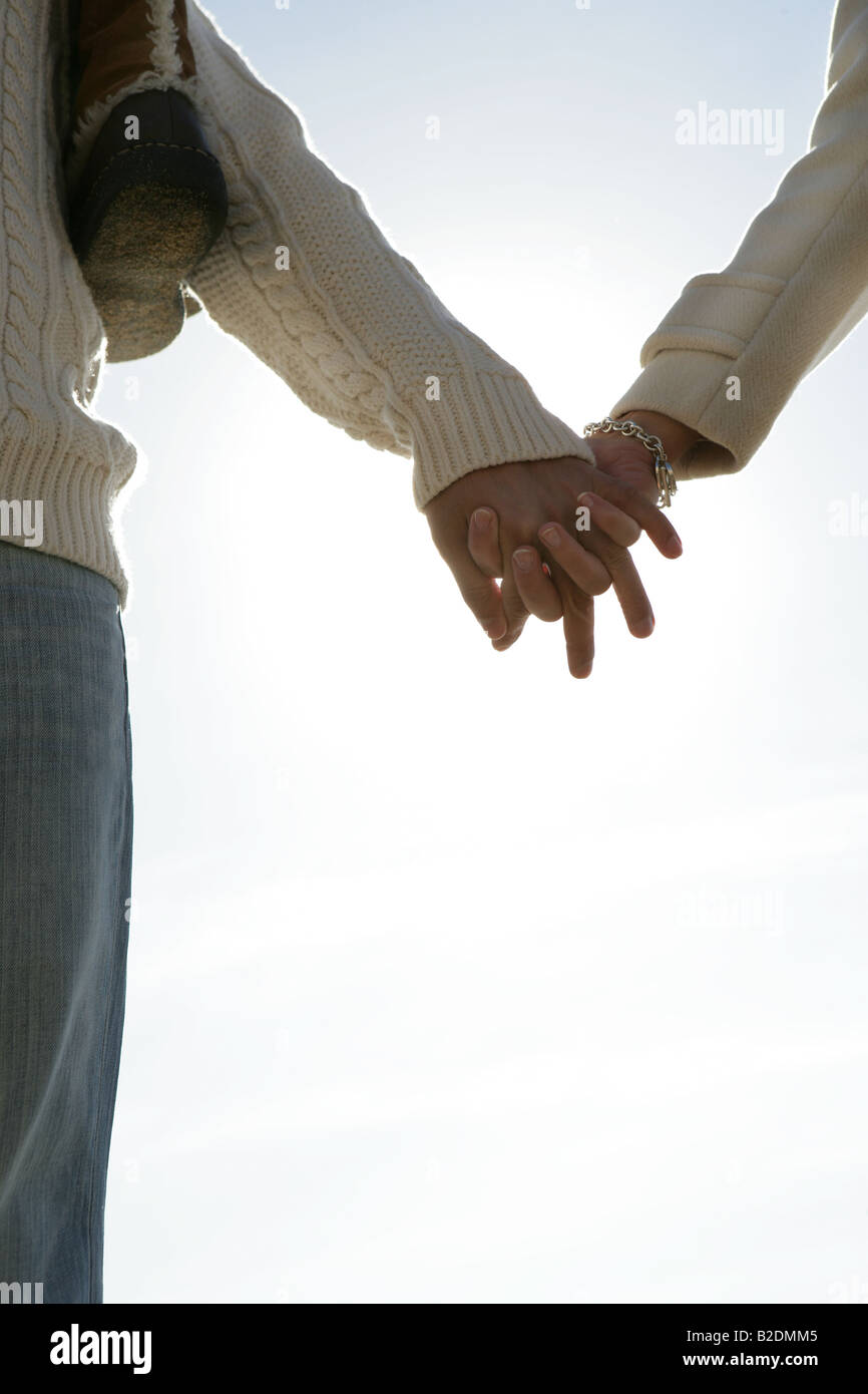 Détail de young couple holding hands. Banque D'Images