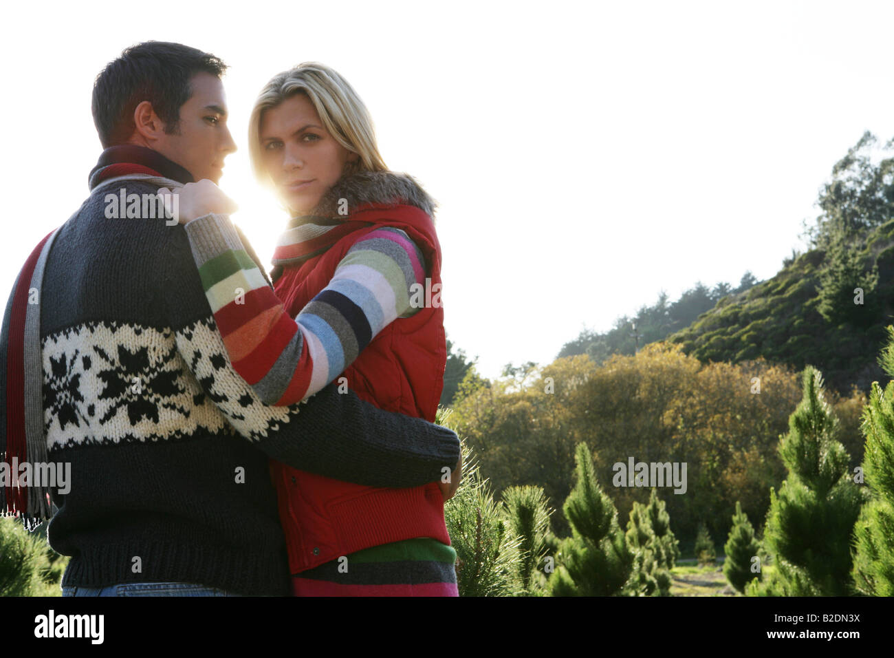 Young affectionate couple à l'extérieur. Banque D'Images