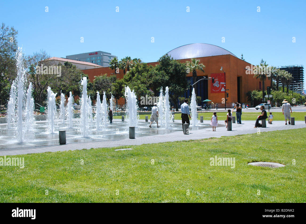 Les piétons qui se promènent dans la fontaine de l'eau pour se rafraîchir San Jose en Californie Banque D'Images