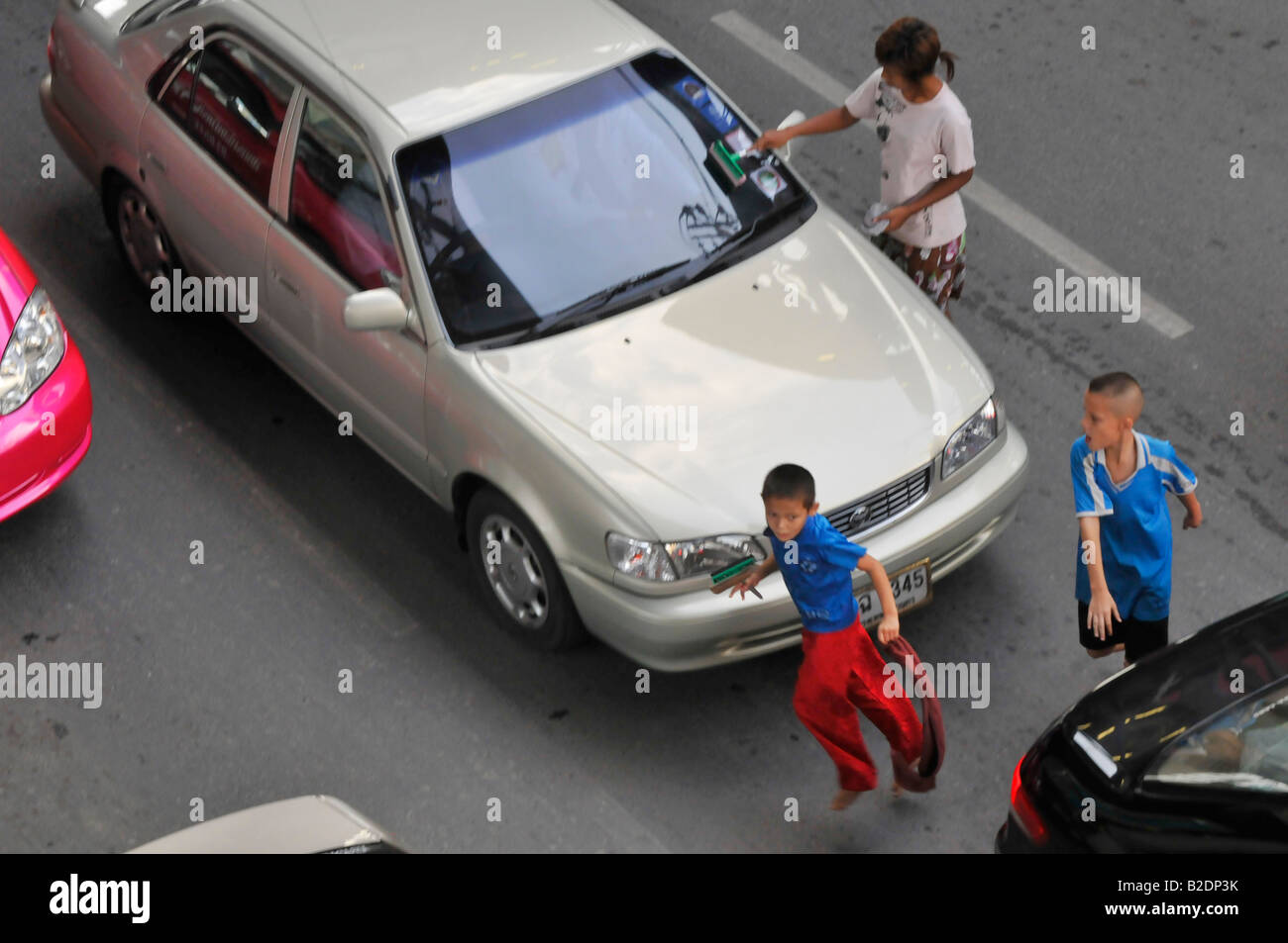 Les enfants de la rue , les pare-brise de voiture nettoyage de Sukhumvit, Bangkok, Thaïlande Banque D'Images