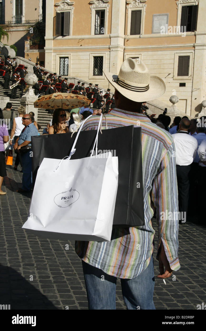 Sac prada avec les acheteurs par l'espagne, Rome Italie Banque D'Images