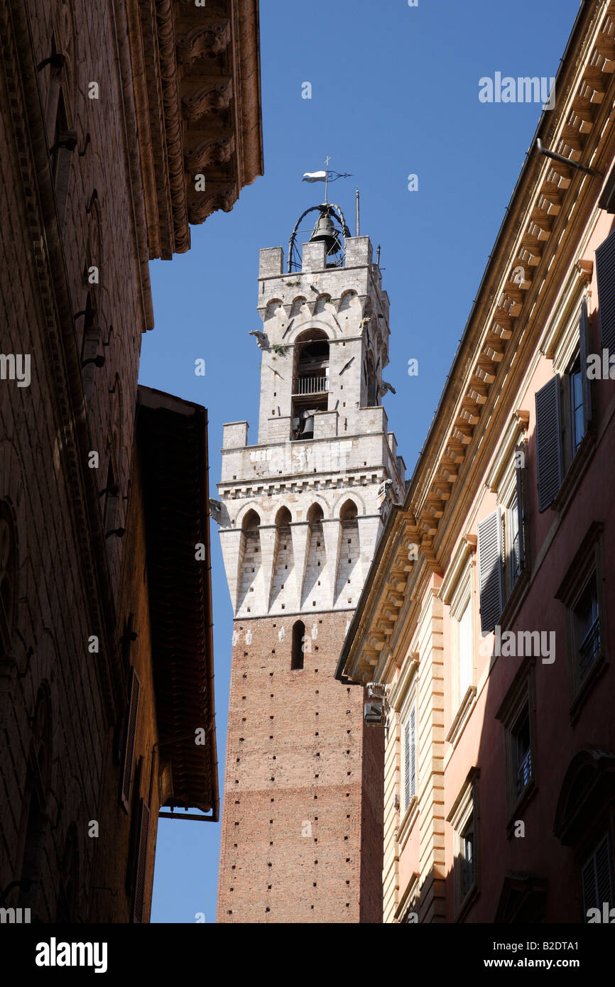 Vue sur Palazzo Pubblico à partir d'une rue latérale, la villes palais civique il Campo Sienne Toscane Italie Europe Banque D'Images
