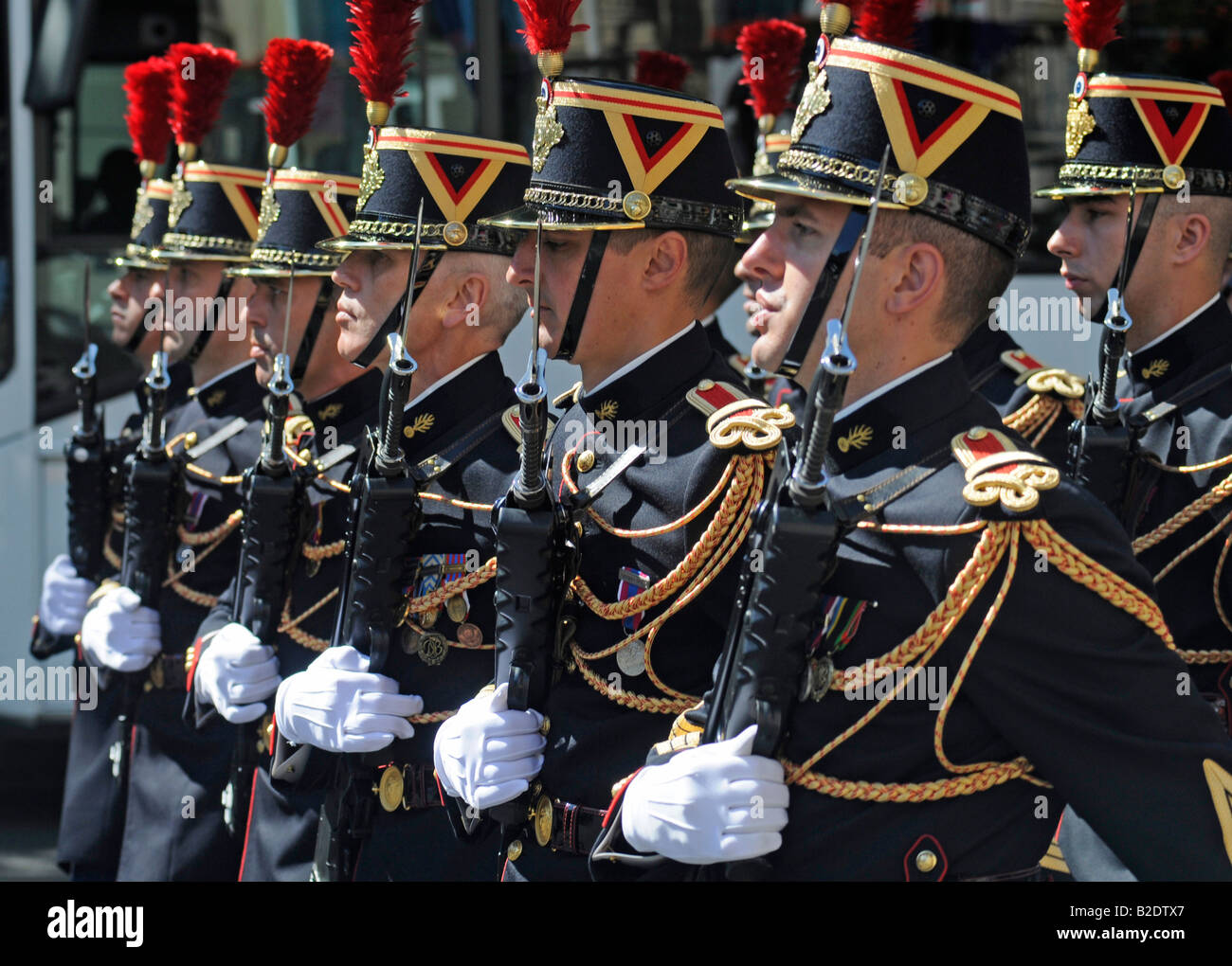 Soldats français marchant au cours de la Bastille Day Parade militaire dans le centre de Paris, France. Banque D'Images