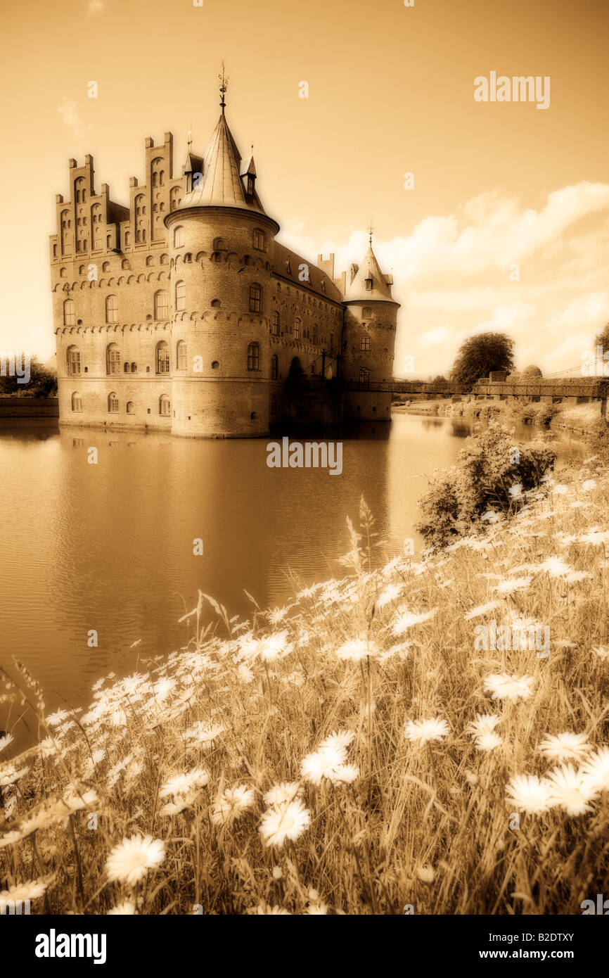 Grumes Daisy monochrome douves du château:orton avec sa tour ronde romantique se trouve dans ses douves entourée de gazon et de marguerites Banque D'Images