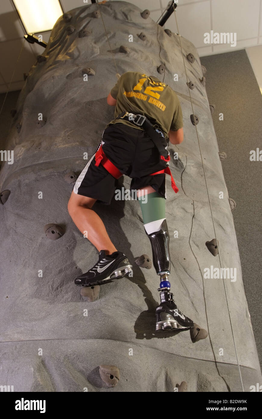 Soldat US avec prothèse apprend à grimper sur un mur de roche de plus de blessures causées par la guerre en Irak SEULEMENT ÉDITORIALE Banque D'Images