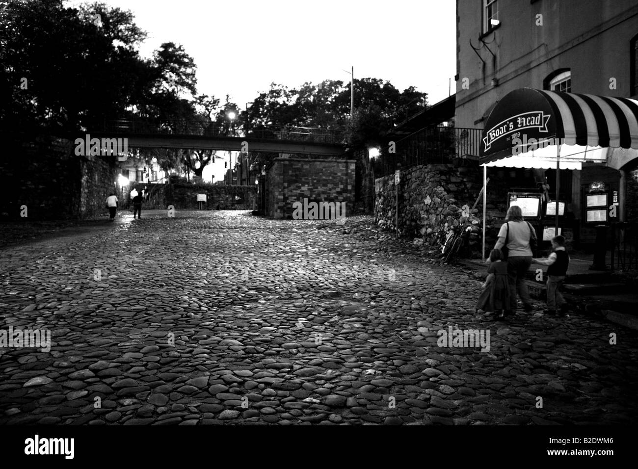 Rue Pavée et une taverne PRÈS DE LA RUE DE LA RIVIÈRE SAVANNAH EN GÉORGIE AUX ETATS UNIS Banque D'Images