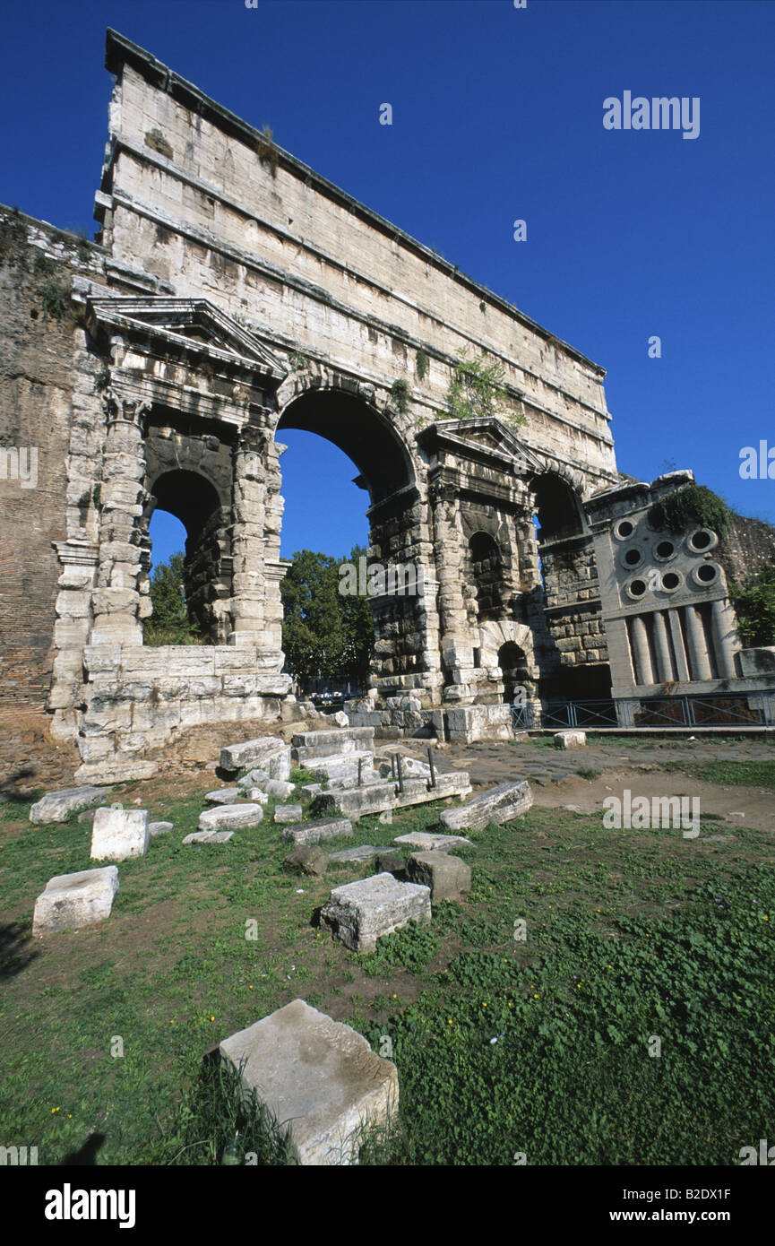 Ruines de Porta Maggiore gate dans le premier mur de fortification autour de Rome Italie Banque D'Images