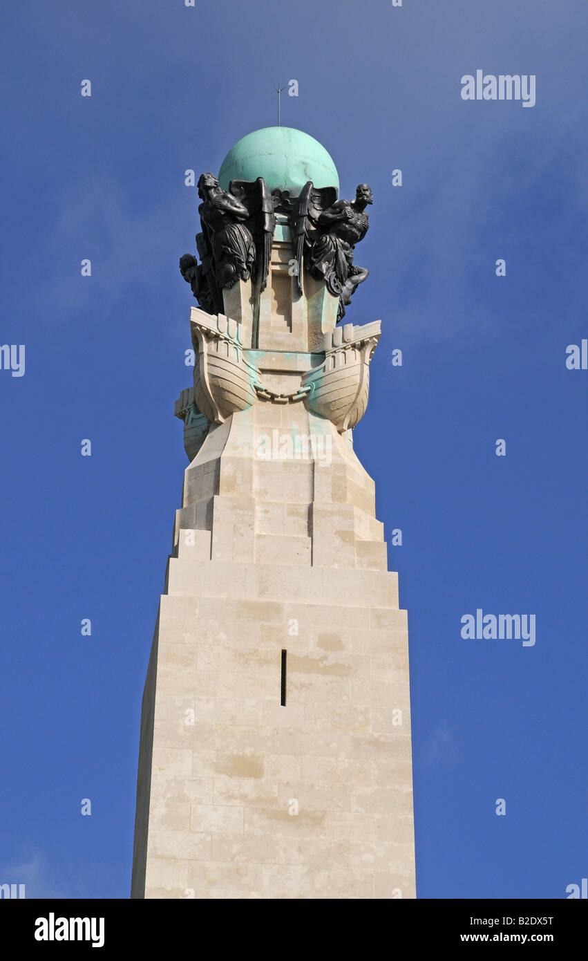 Haut de la Royal Navy War Memorial sur Plymouth Hoe Angleterre avec sphère de cuivre représentant le monde avec quatre vents Banque D'Images