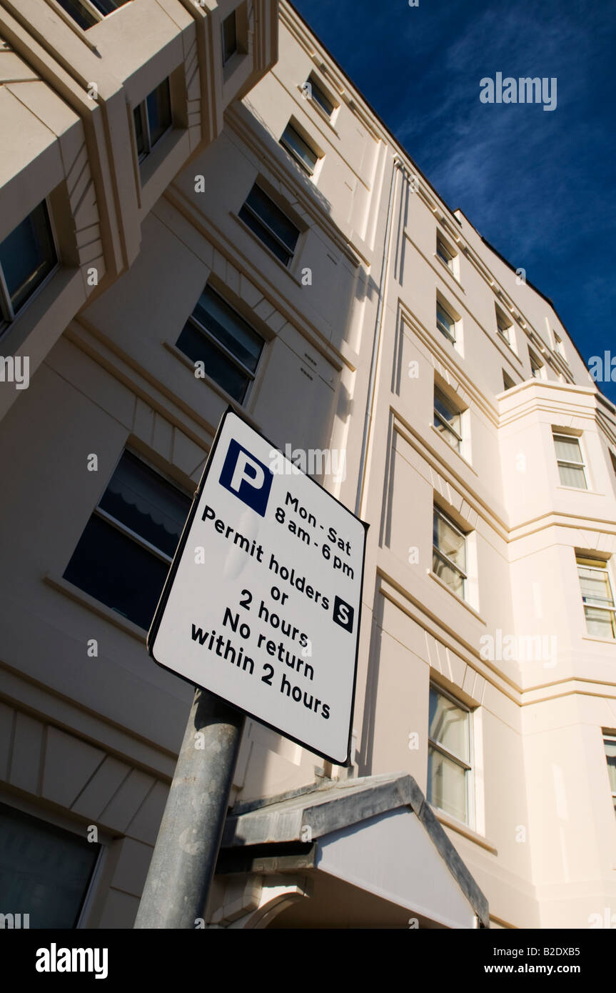 Royaume-uni, Angleterre, 25 juillet 2008. Un signe montrant des interdictions de stationnement à l'extérieur de l'habitation à proximité du bord de mer à Eastbourne. Banque D'Images