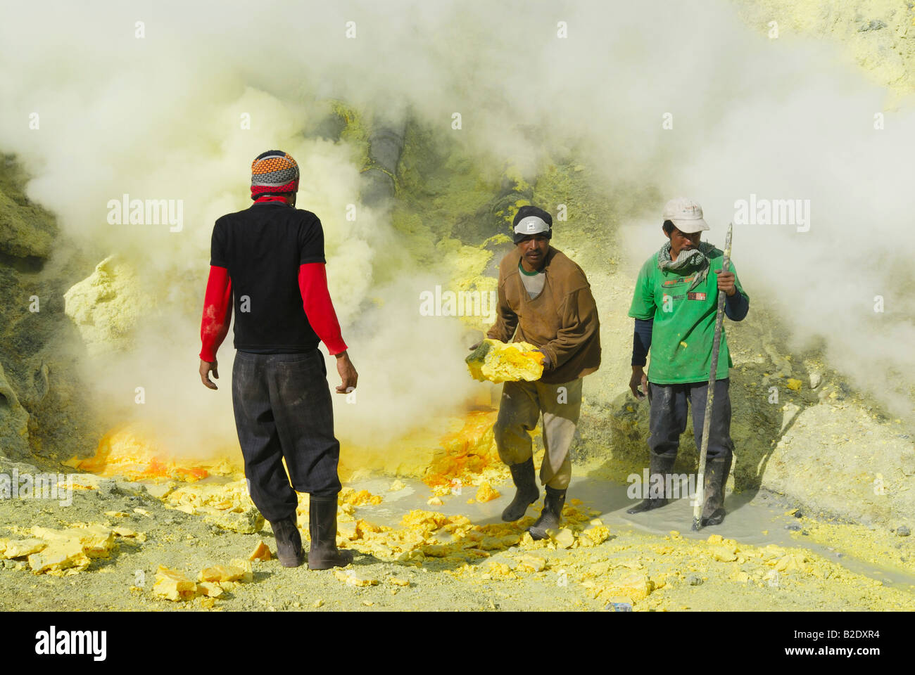 Volcan Kawah Ijen active un groupe de hommes est difficile et dangereux de soufre minière travaillent dans poisonously fumées, JAVA INDONÉSIE Banque D'Images