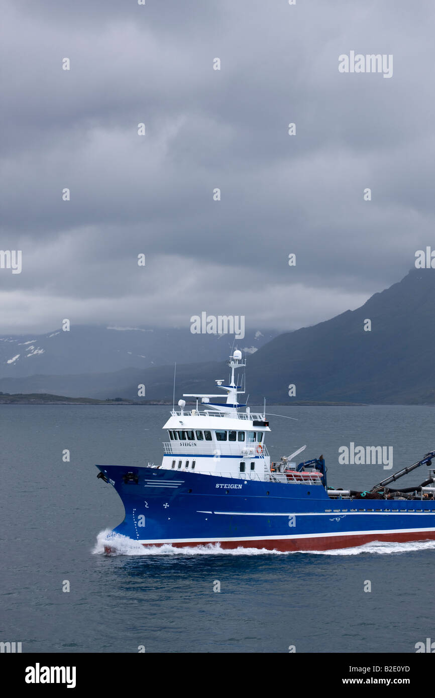 La Steigen DS sur le jour de tempête sur la côte norvégienne près du Cercle Arctique Banque D'Images