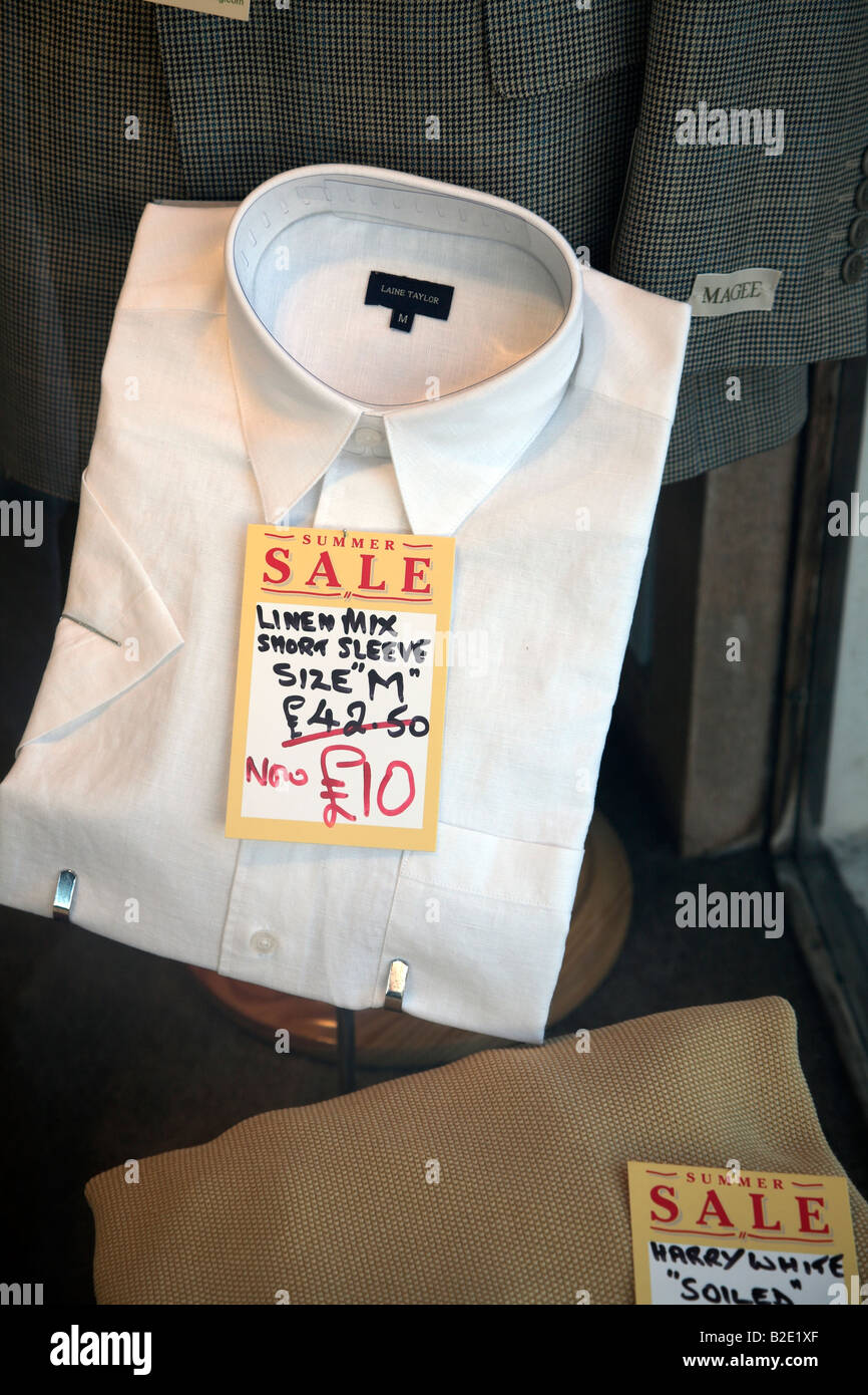 Shirt et autres vêtements en vente à prix réduit au gentleman's clothes shop window Banque D'Images