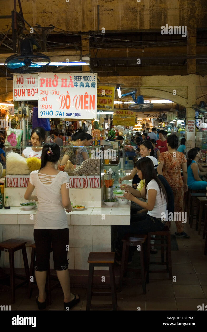 Les vietnamiens de manger au marché Ben Thanh, Saigon Banque D'Images