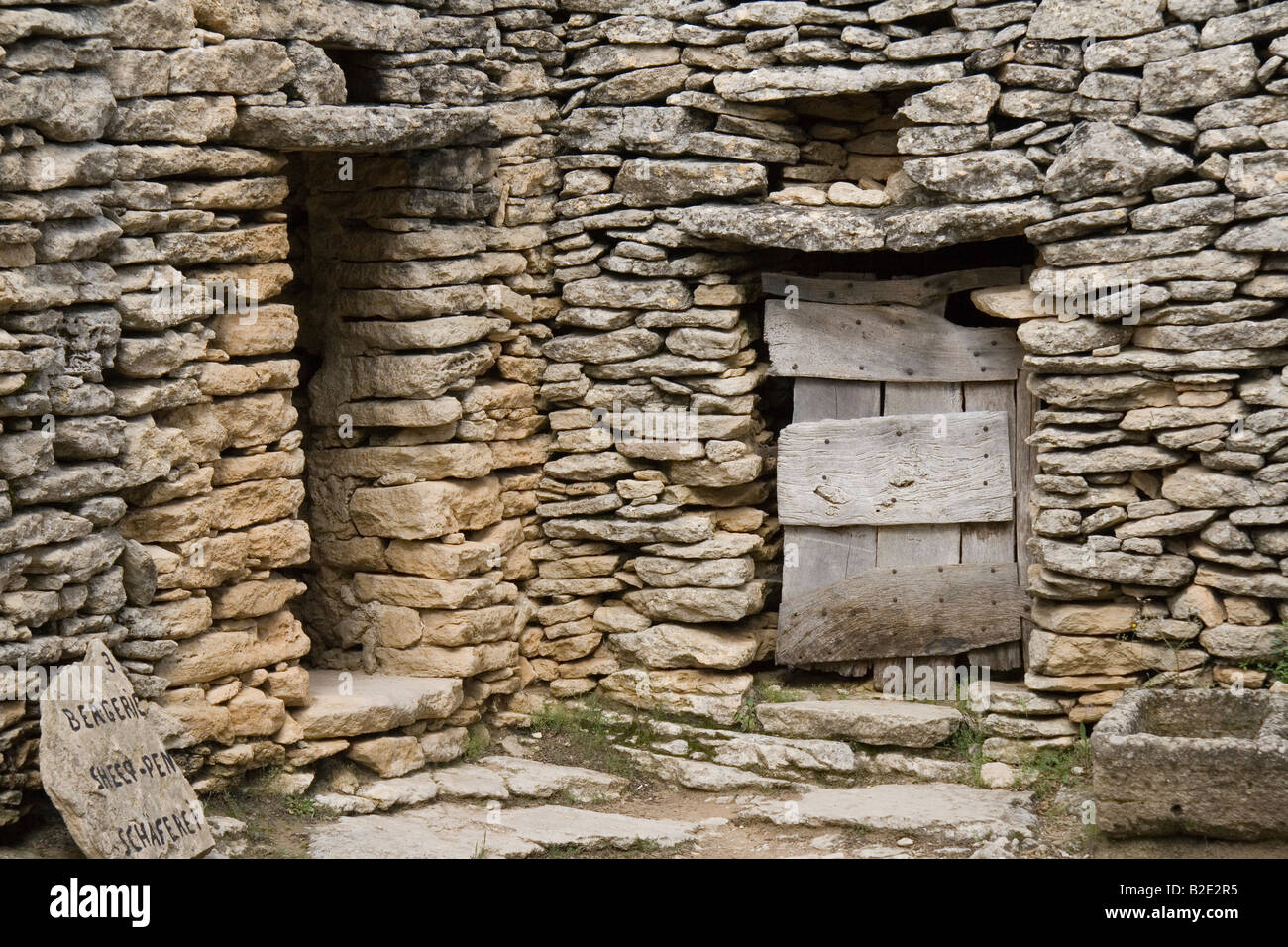 Entrée d'une habitation isolée et porte à la moutons au village des Bories près de Gordes en Provence, France. Banque D'Images