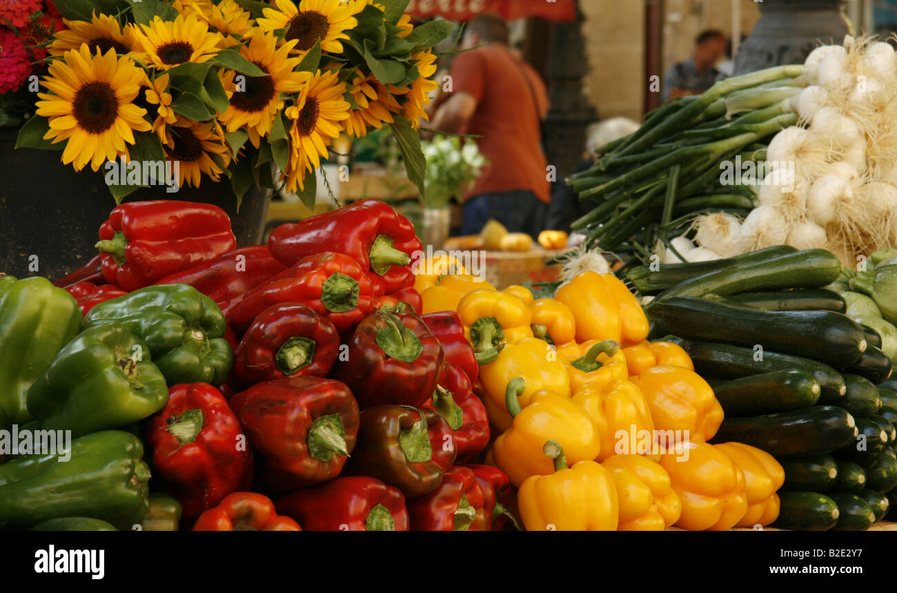 Marché de Fruits et légumes à la place Richelme, Aix en Provence, dans le sud de la France. Banque D'Images