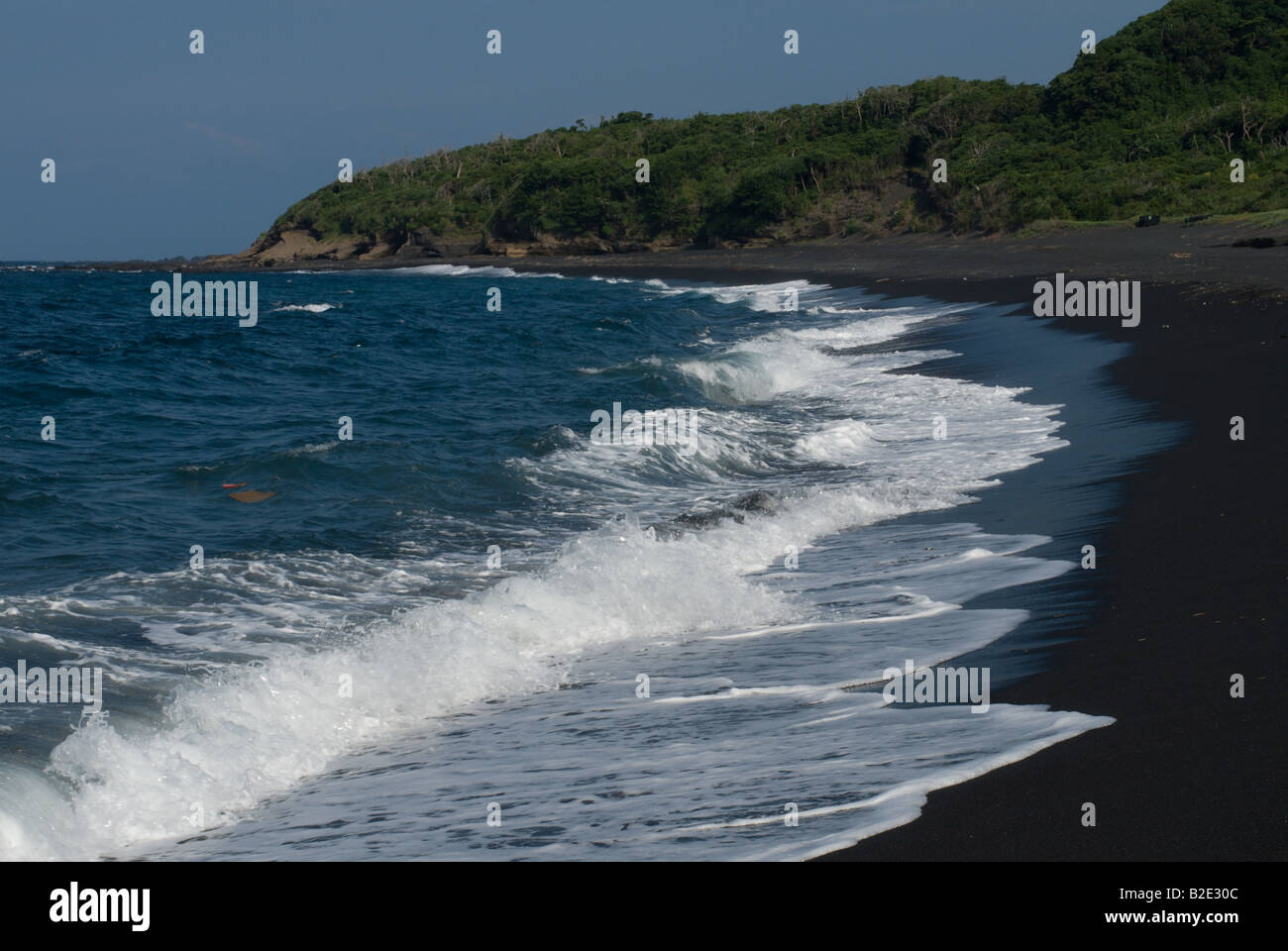 Sanohama beach avec des vagues se brisant sur le sable volcanique noir, Izu Oshima, îles Izu, Japon. Banque D'Images
