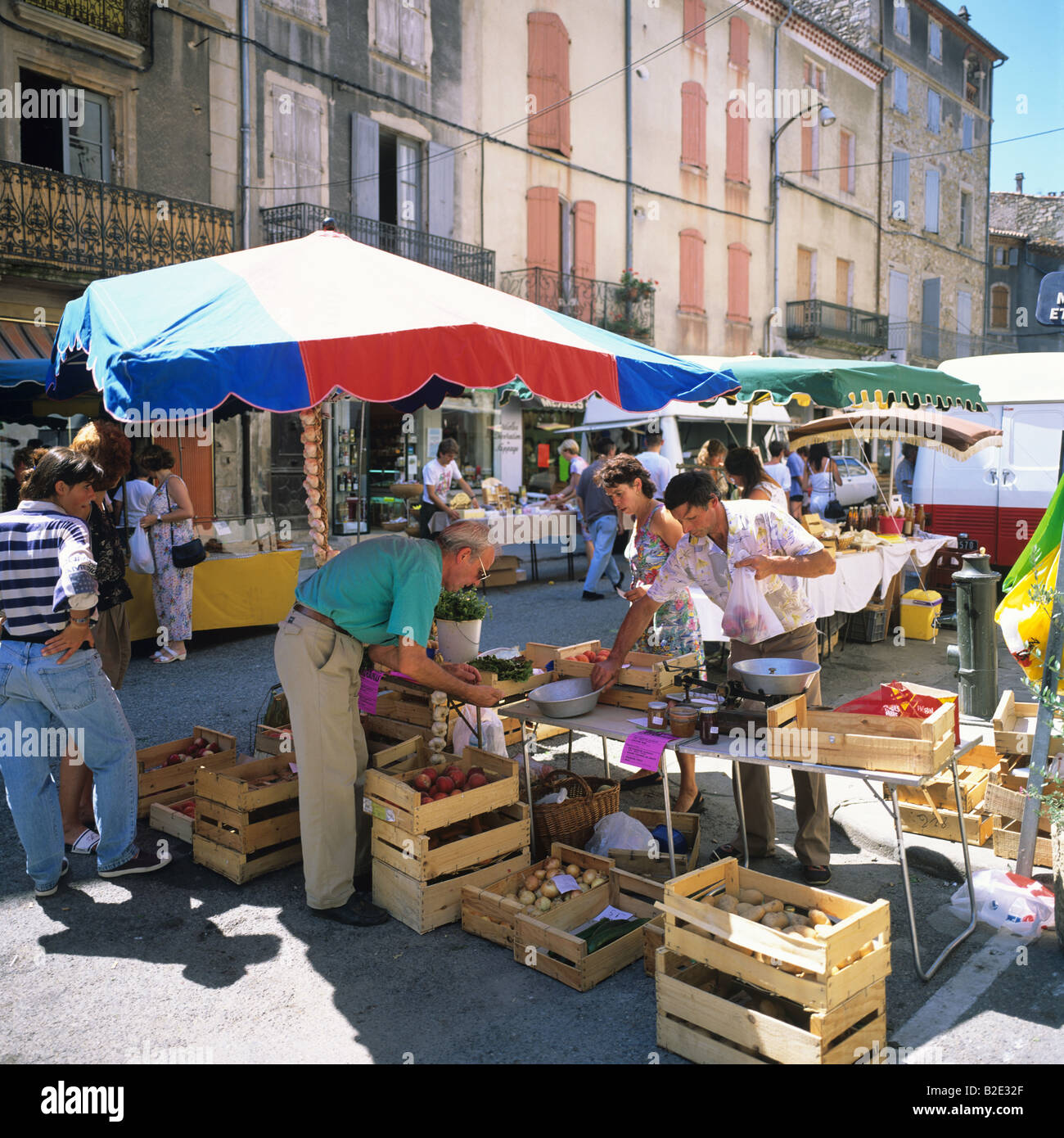 Shopping pour les gens de la rue du marché hebdomadaire à fruits Les Vans  Ardèche France Photo Stock - Alamy