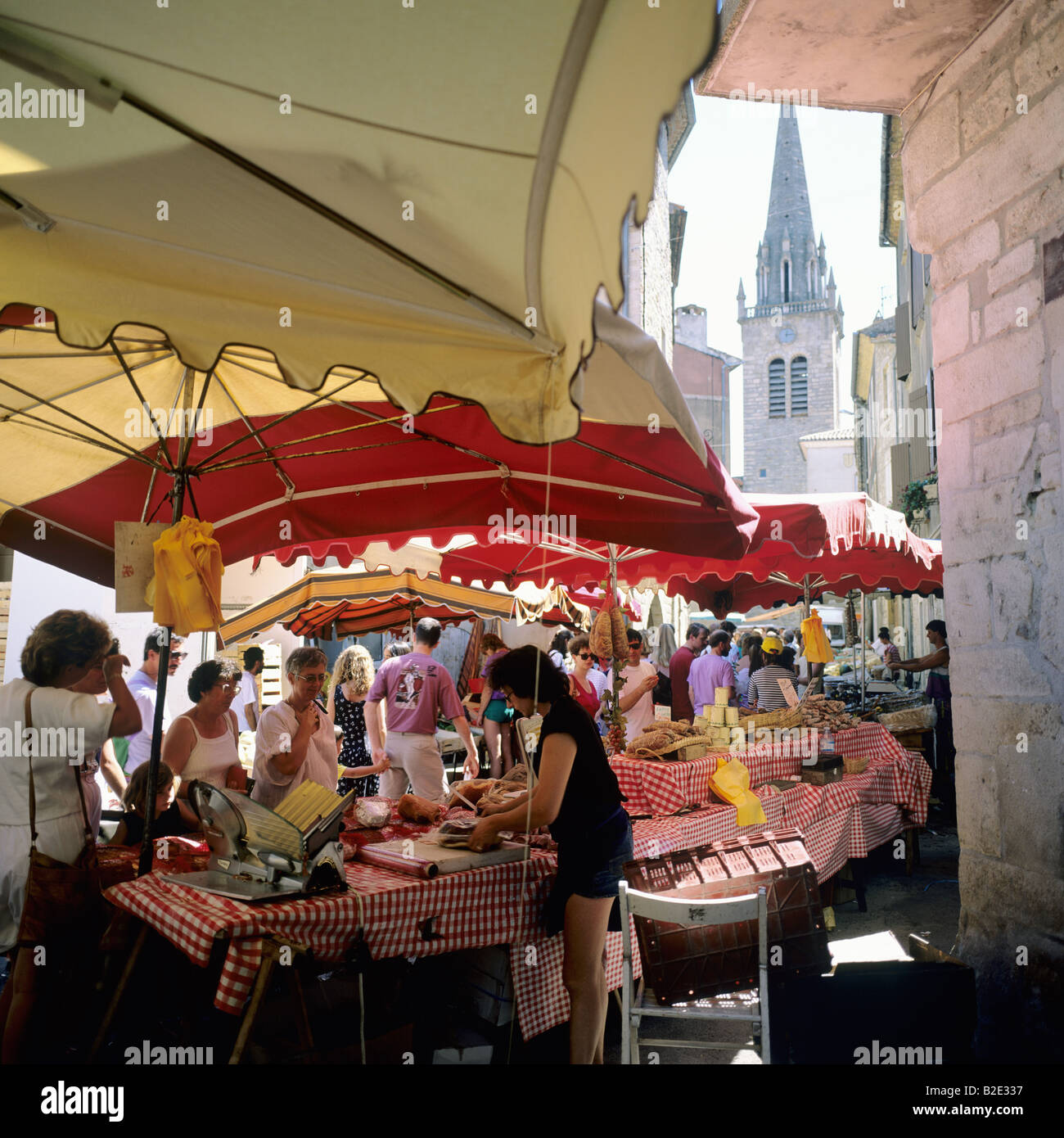 Caler au boucher de la rue du marché hebdomadaire Les Vans Ardèche France  Photo Stock - Alamy